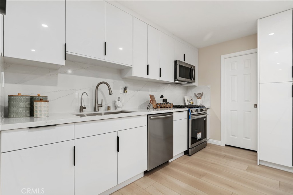 3213 W Sunview Drive