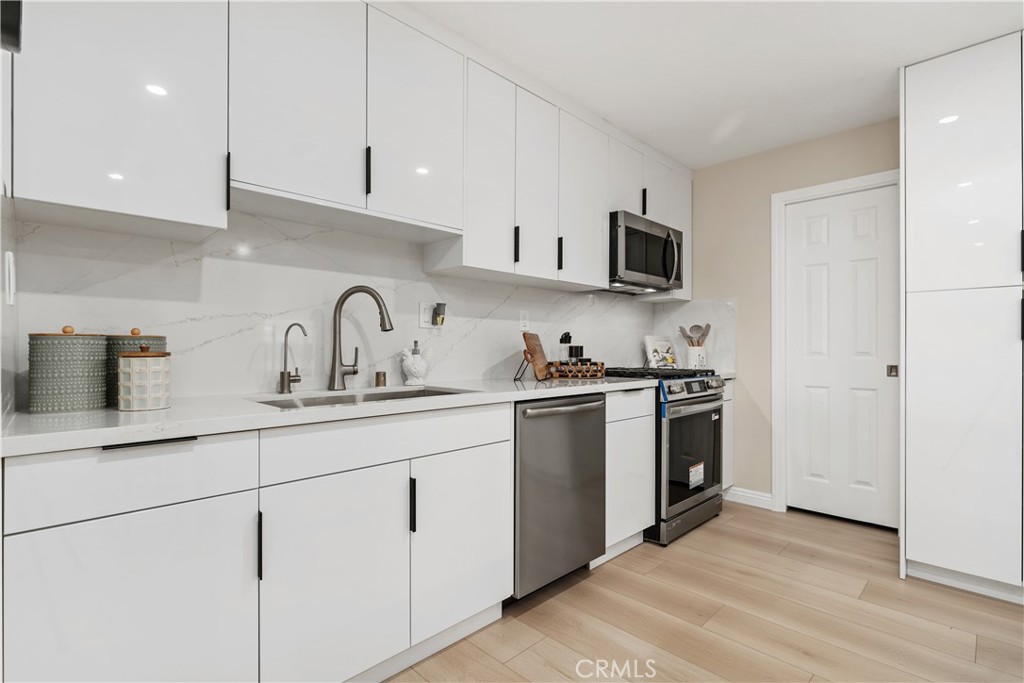 3213 W Sunview Drive