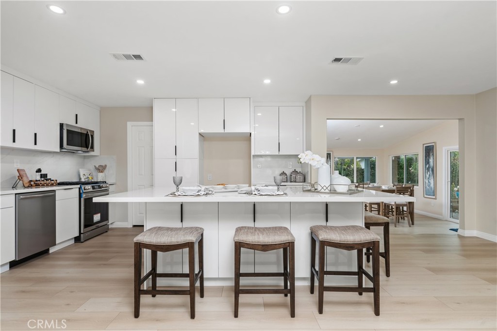 3213 W Sunview Drive