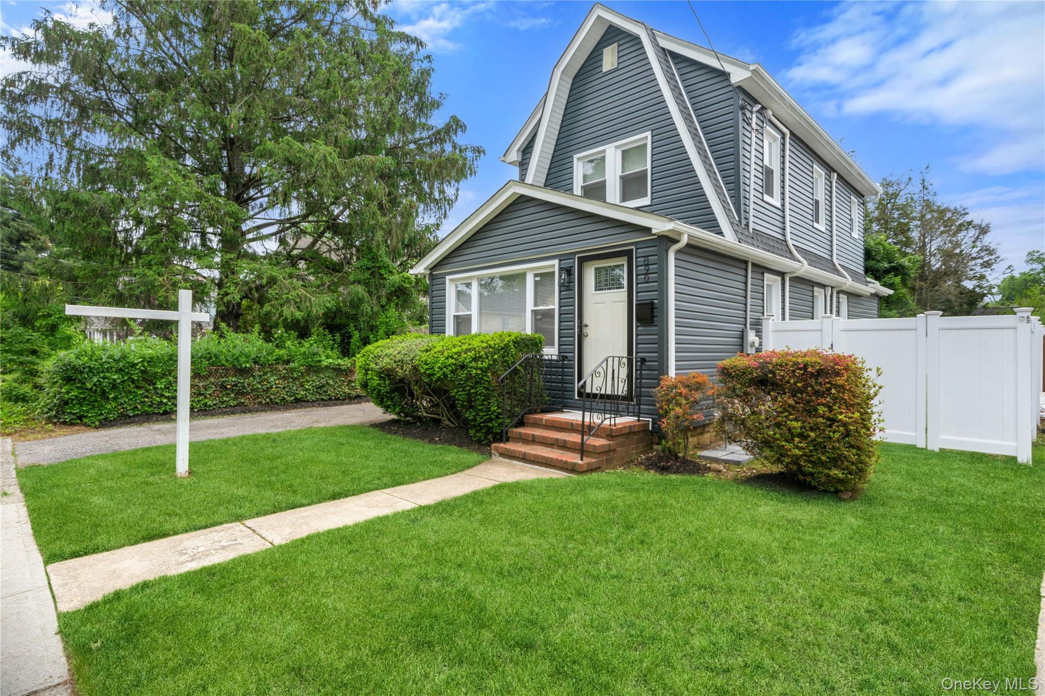 890 Kings Parkway