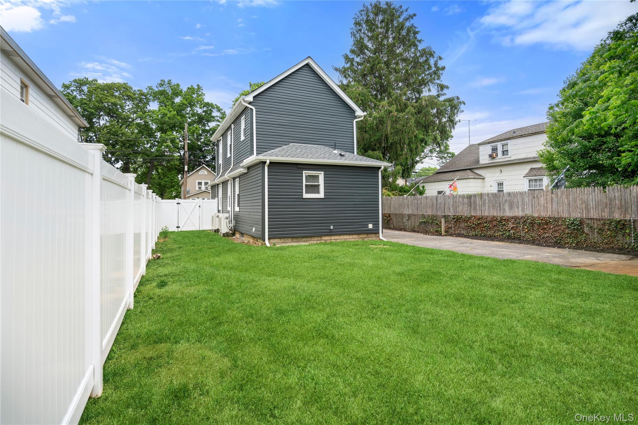 890 Kings Parkway