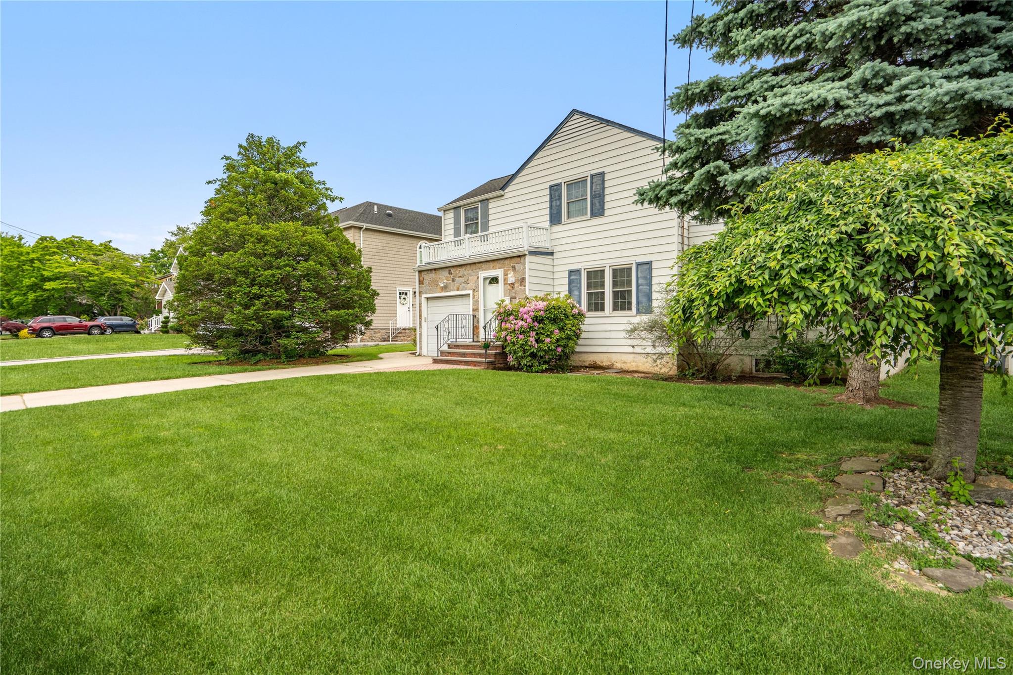 156 Greenway W