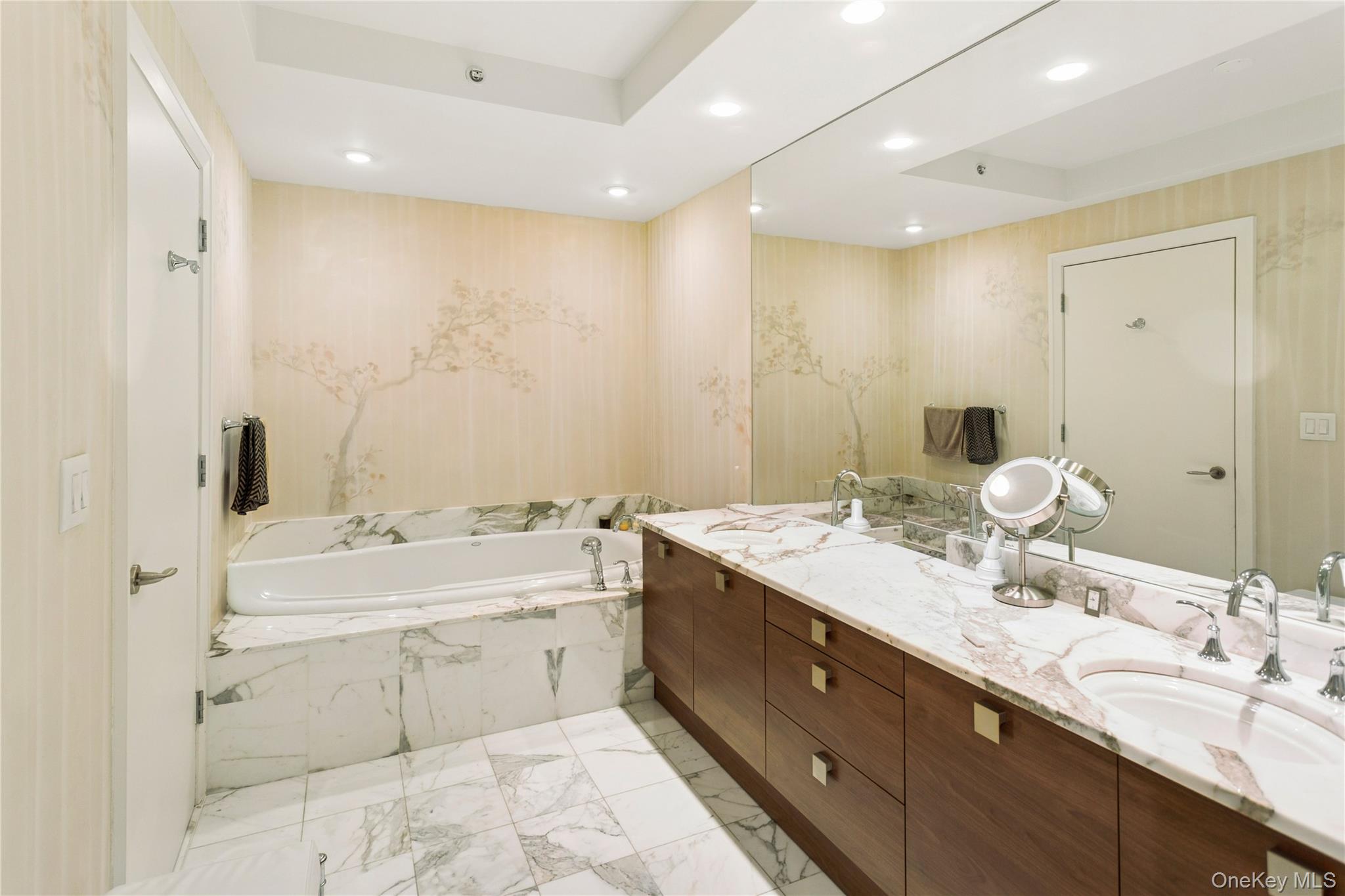 403 E Boardwalk Unit: 806