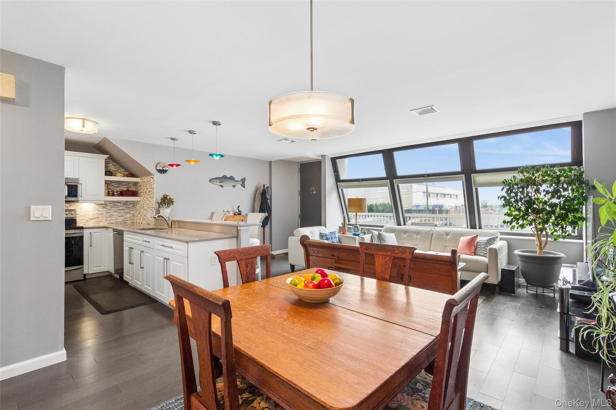 545A W Broadway