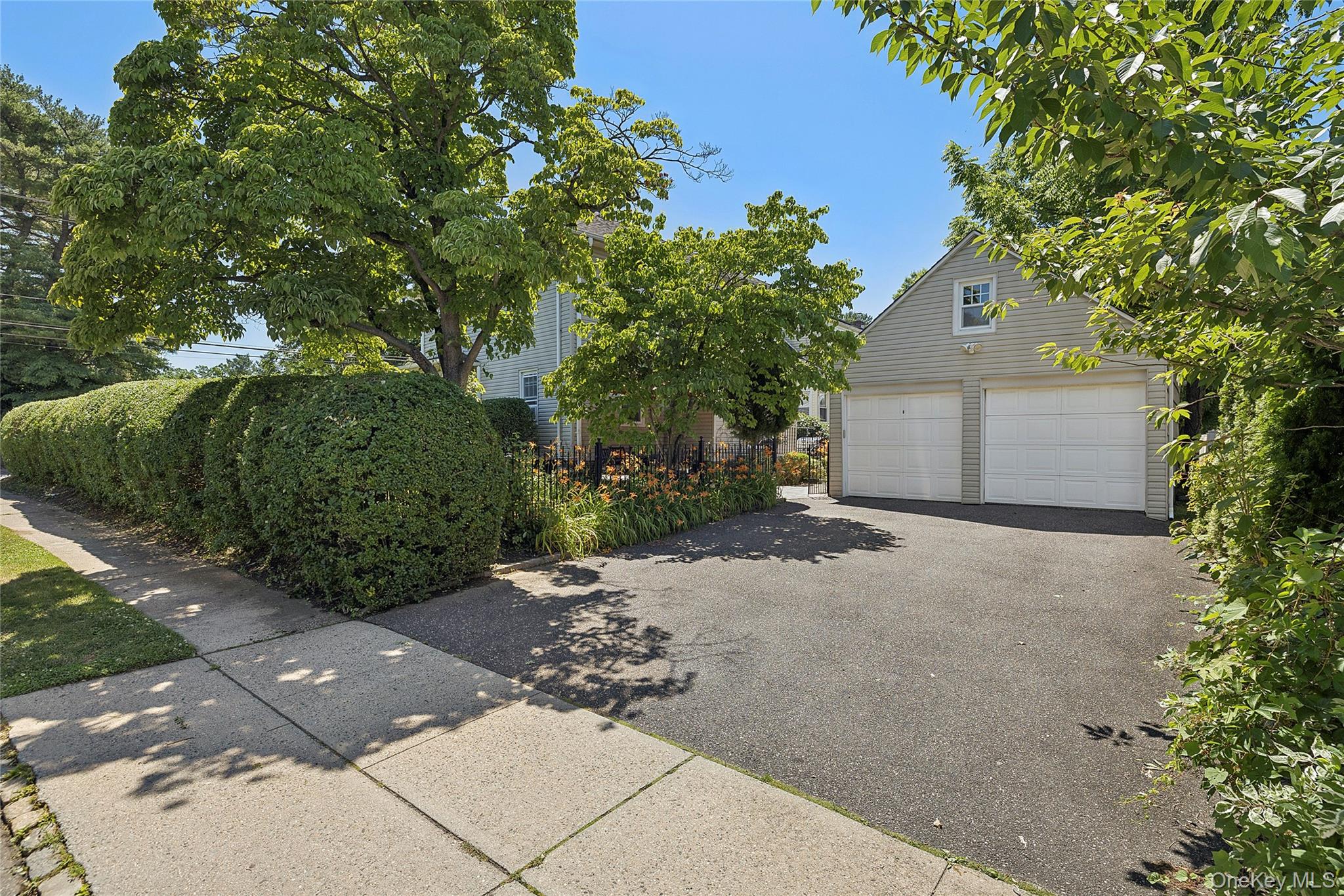 1472 Middle Neck Road