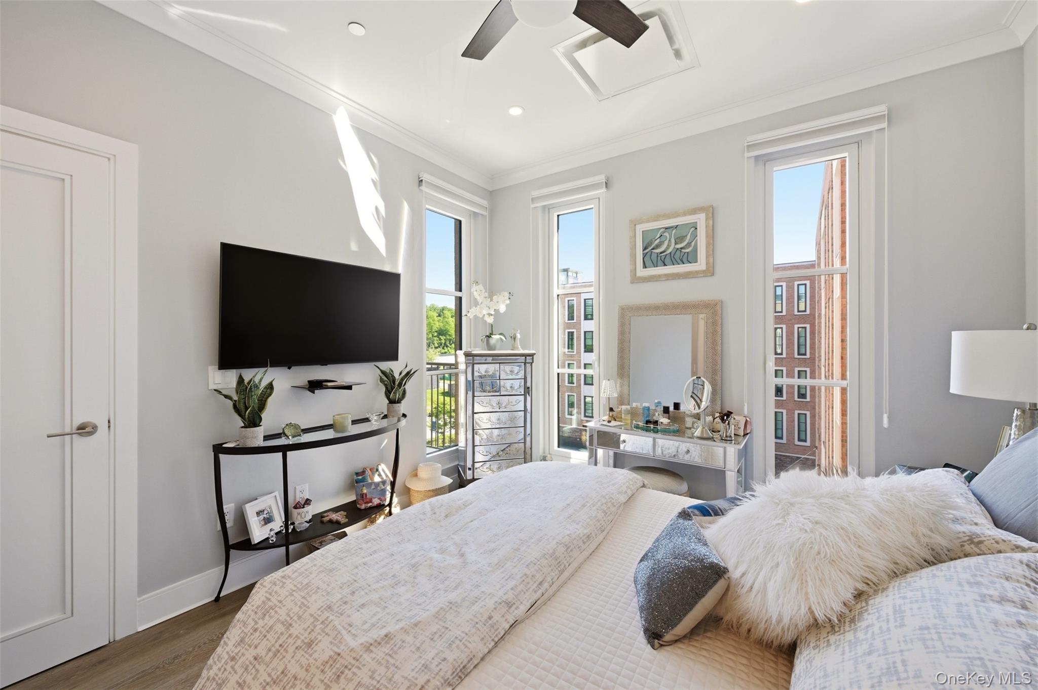 100 Garvies Point Road Unit: 1212