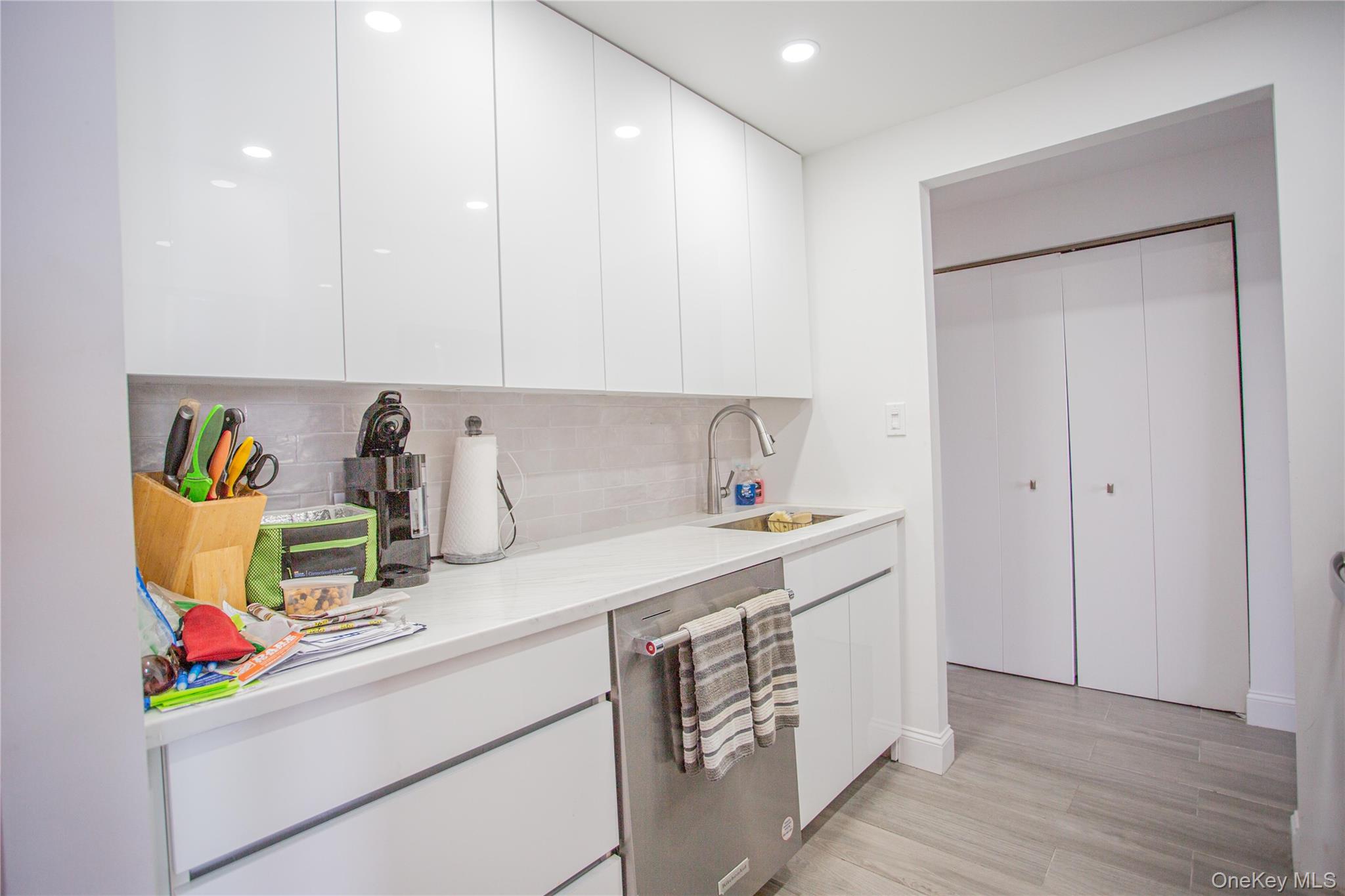 230 W Broadway Unit: 610