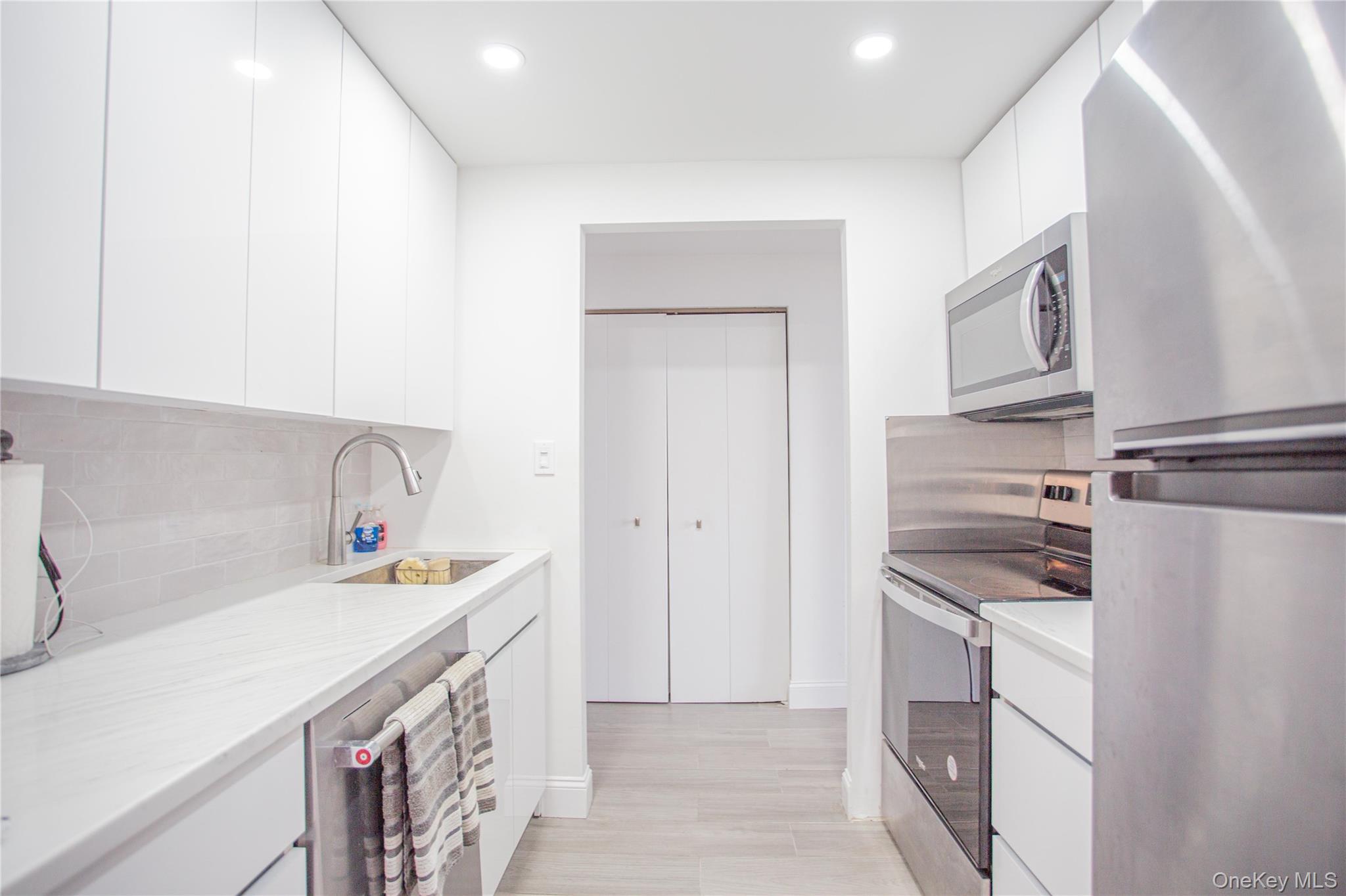 230 W Broadway Unit: 610