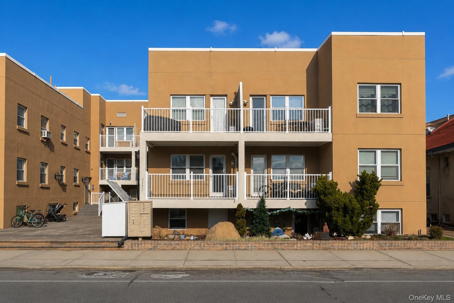 251 W Broadway Unit: 210
