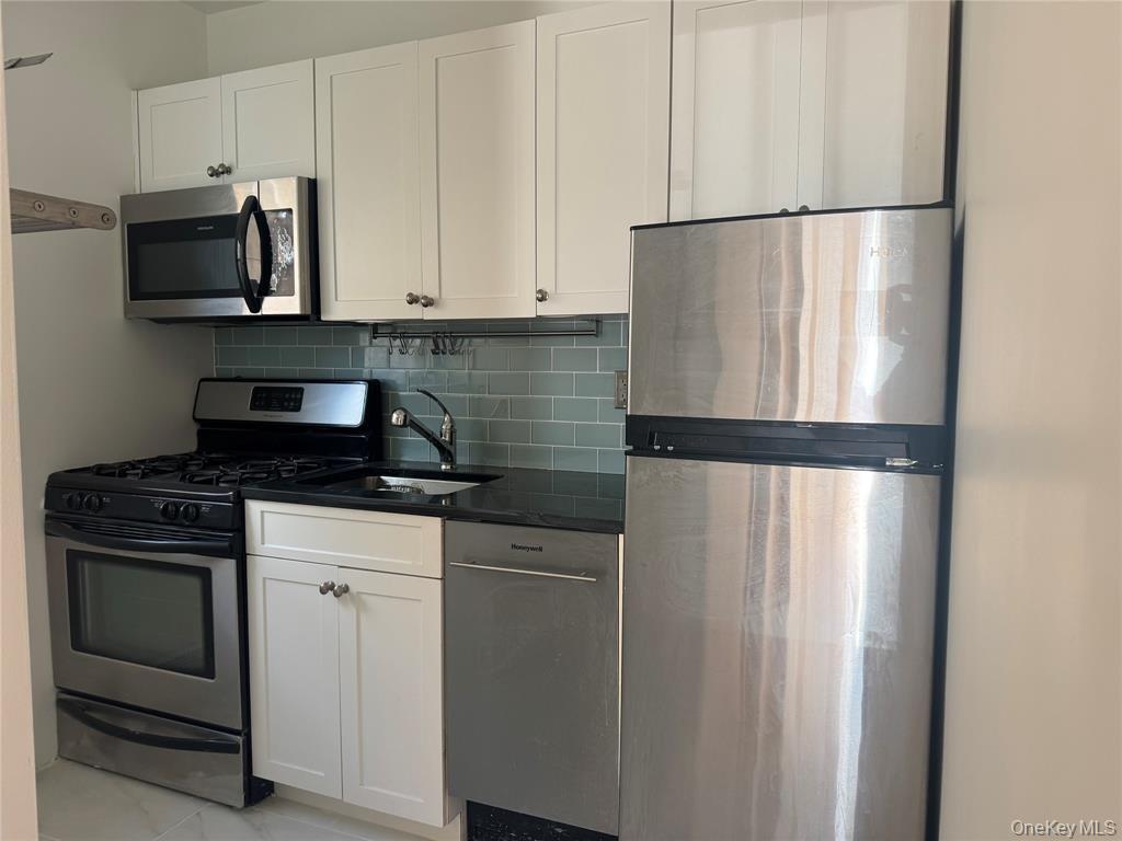 251 W Broadway Unit: 210