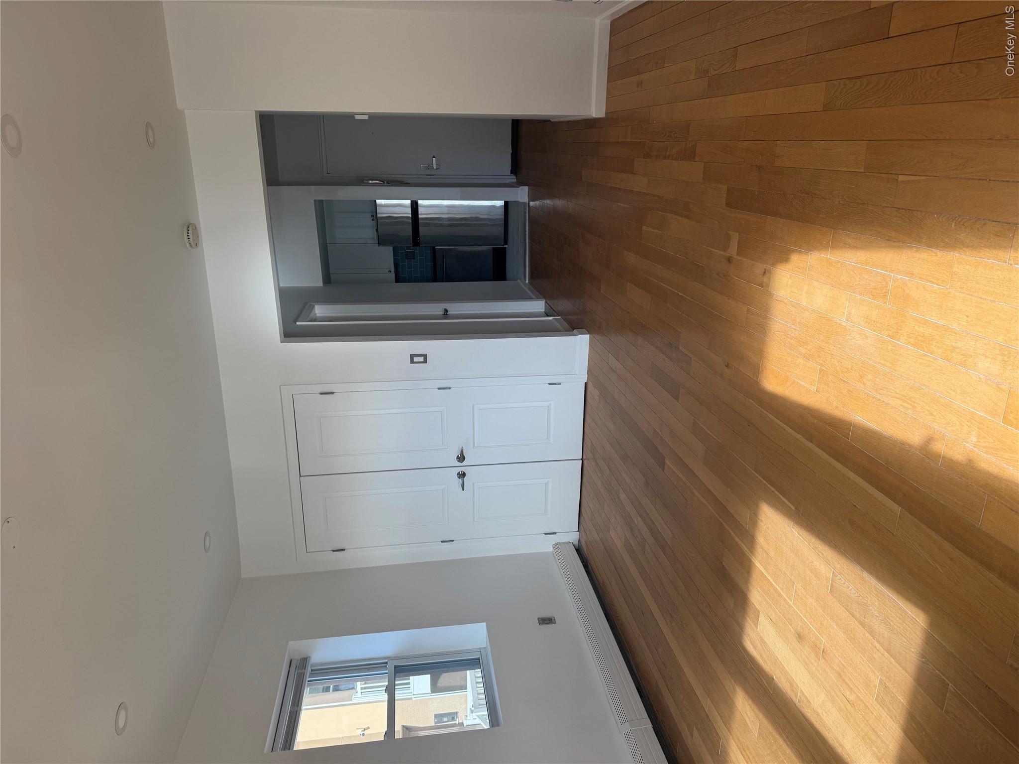 251 W Broadway Unit: 210