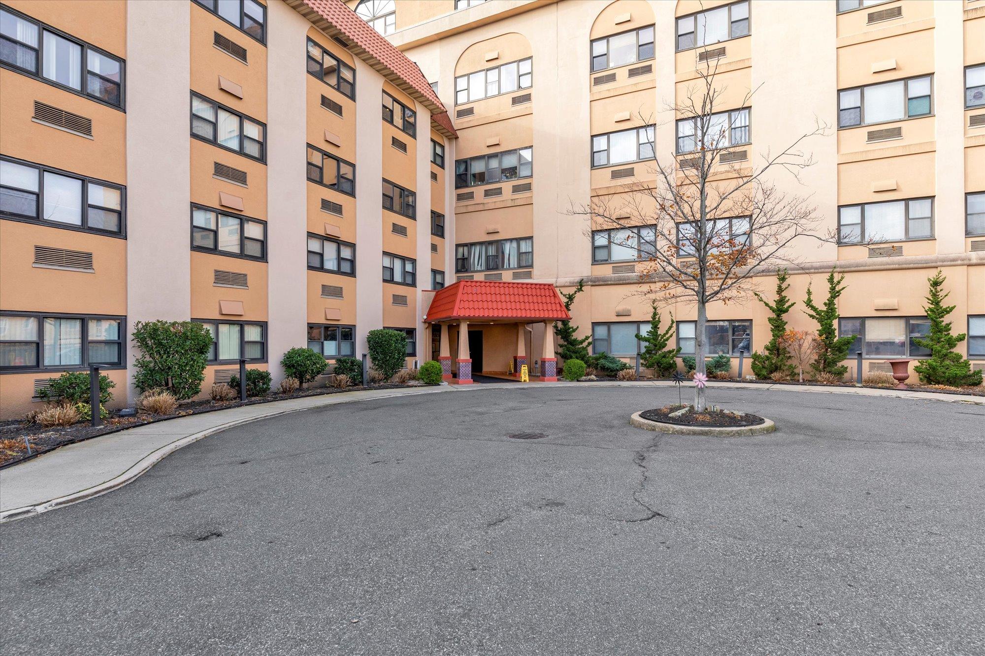 185 W Park Avenue Unit: 405