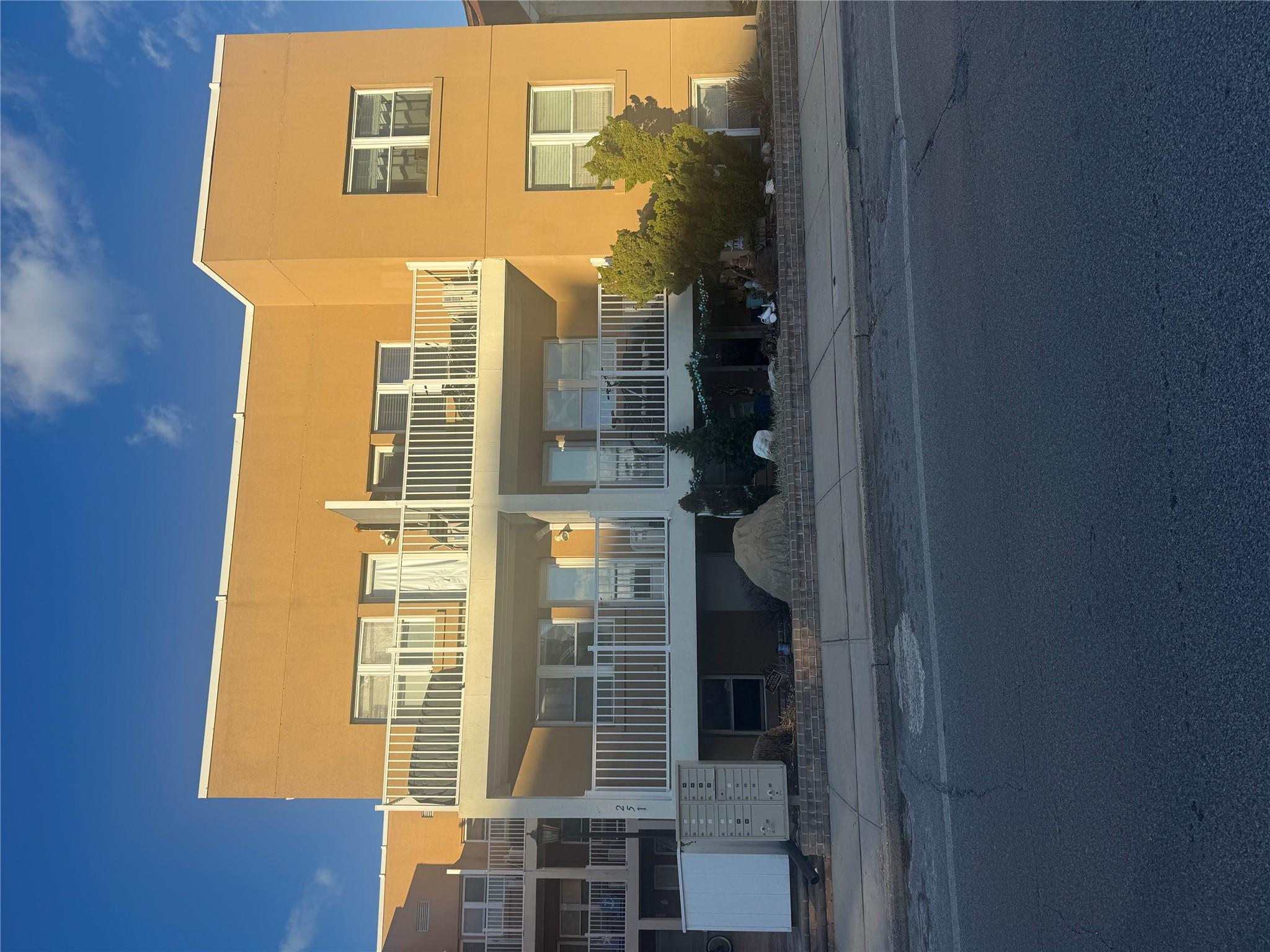 251 W Broadway Unit: 210