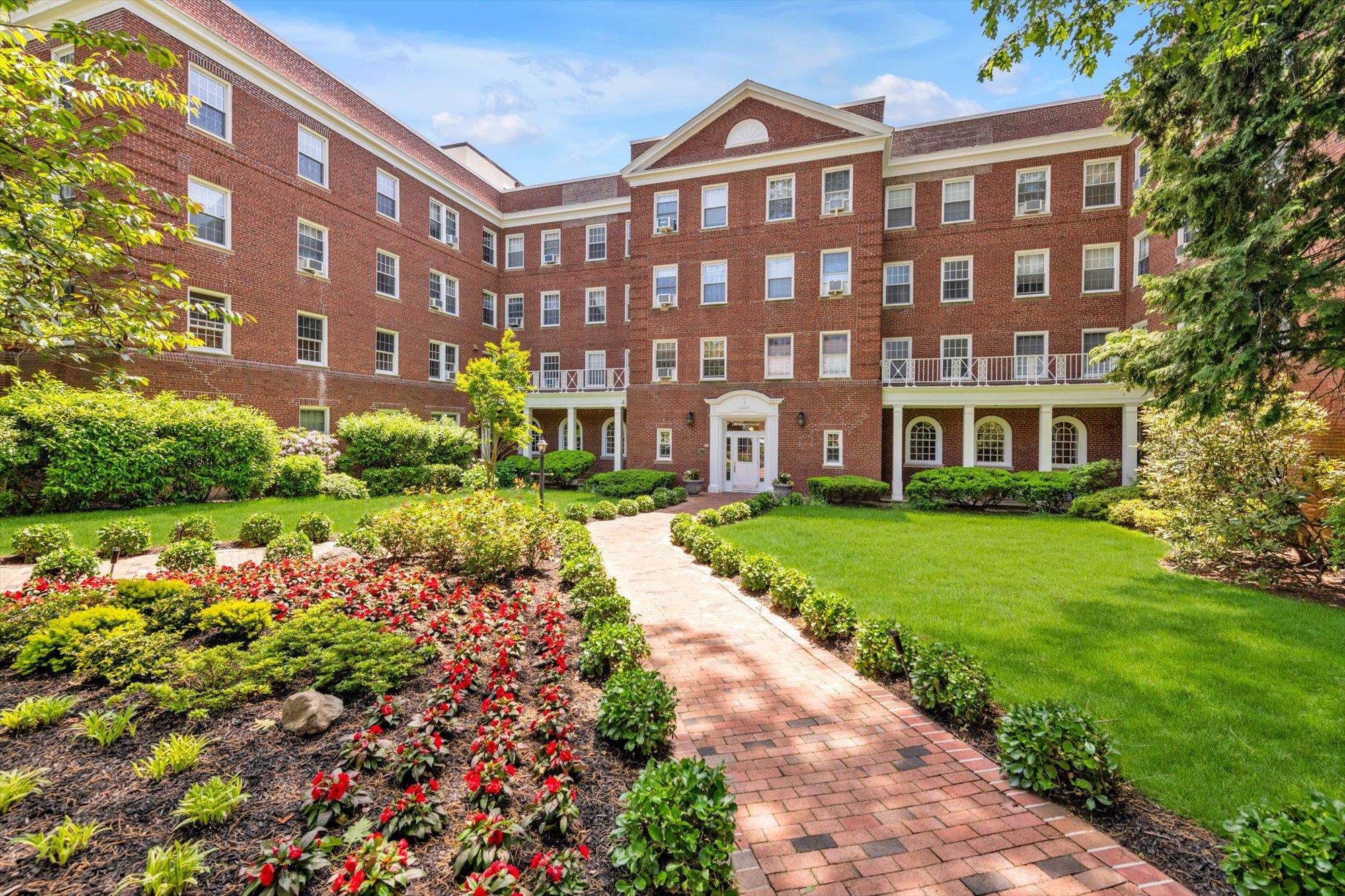 90 Knightsbridge Road Unit: 2N