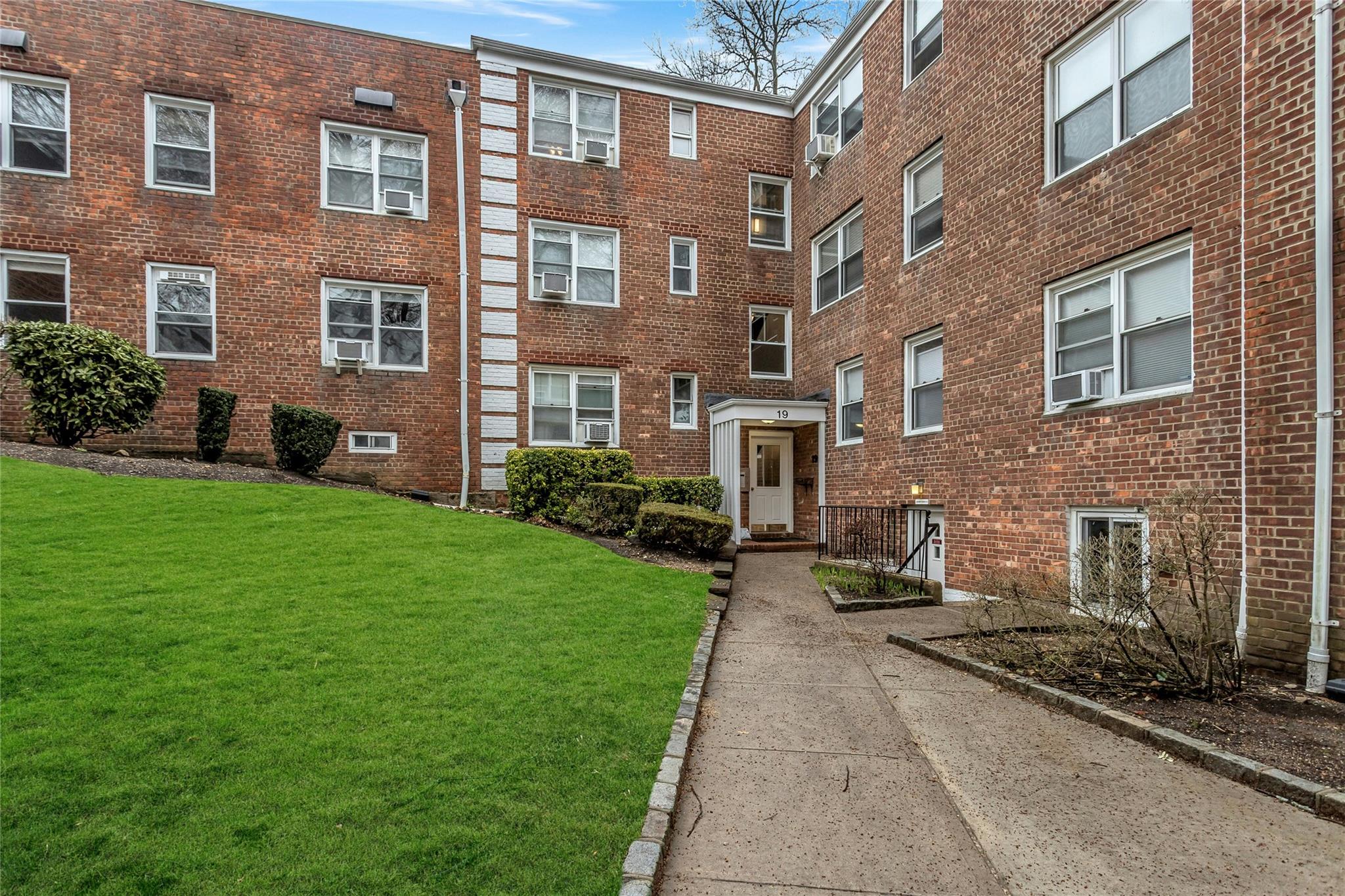 19 Edwards St Unit: 3E