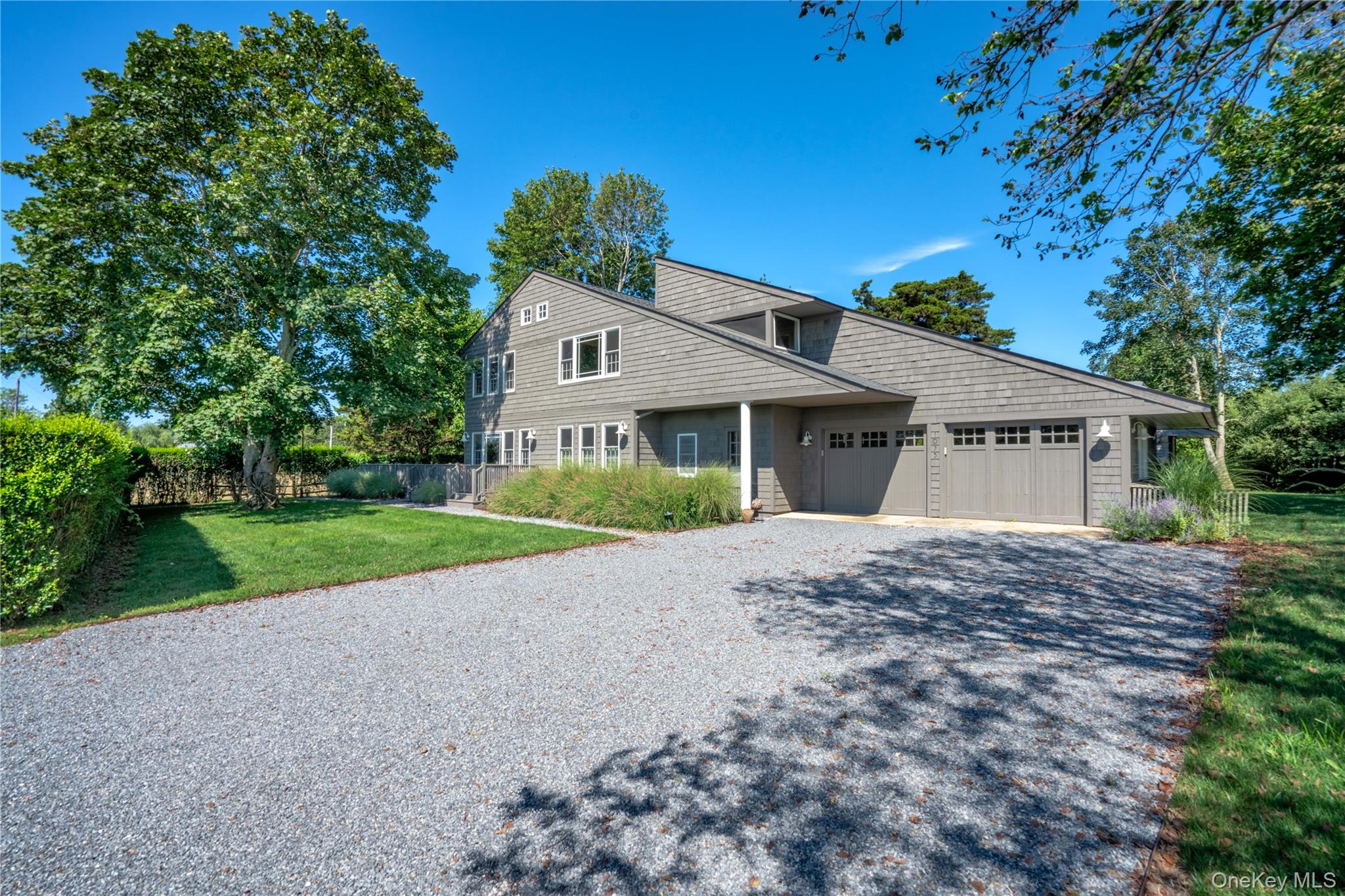 1075 Narrow River Road