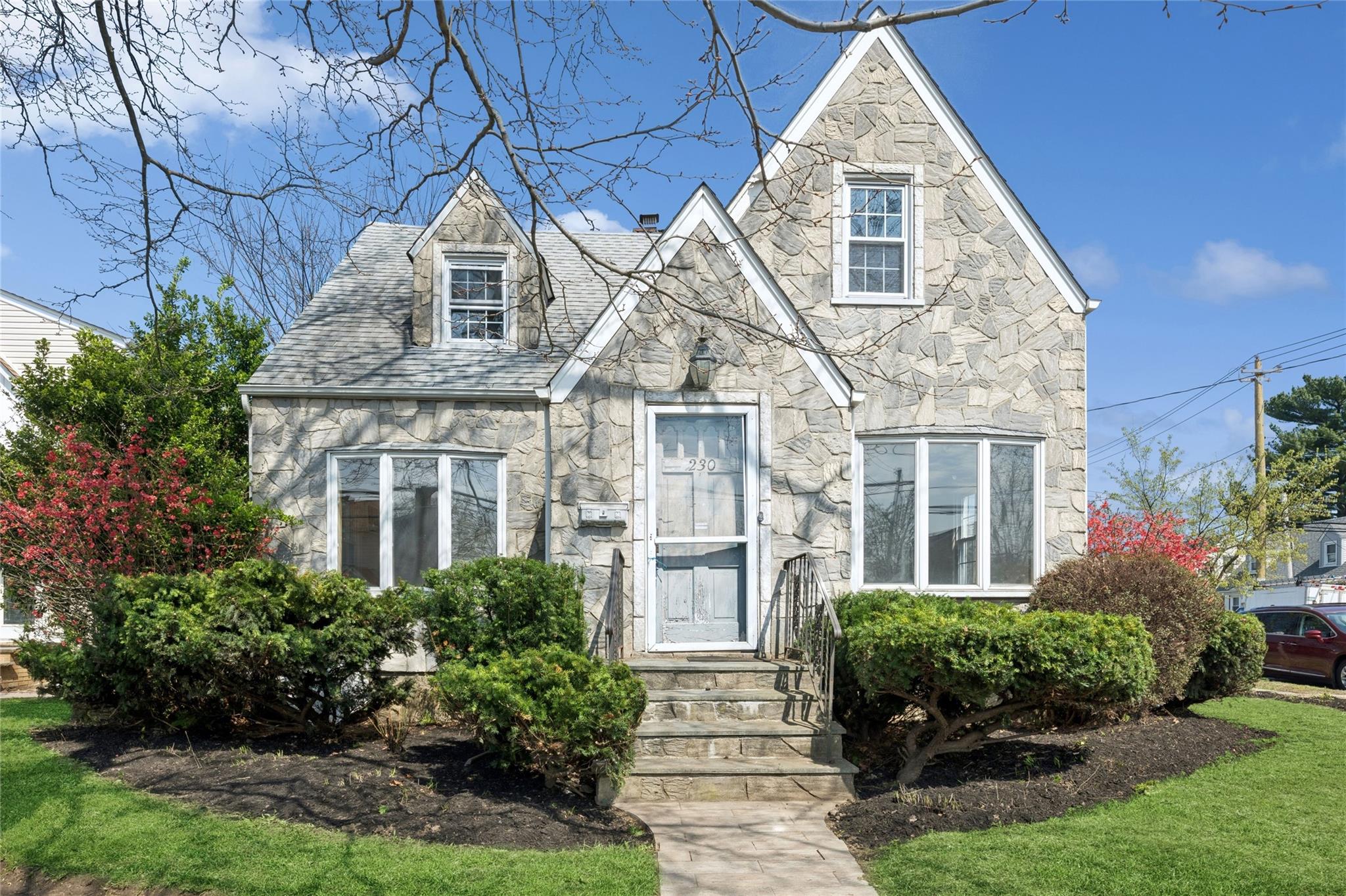 230 Roslyn Road
