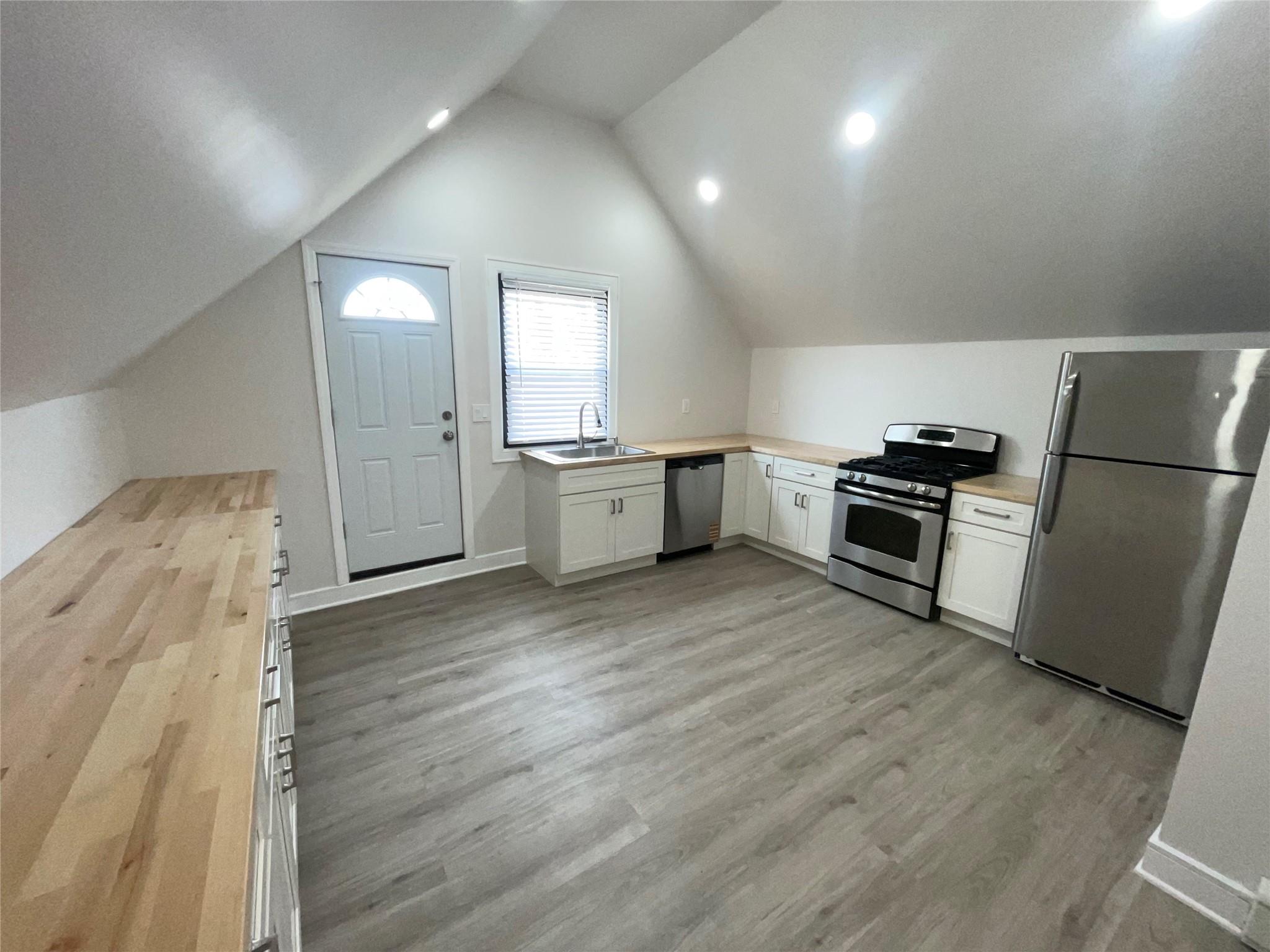 411 E Walnut Street Unit: Upper