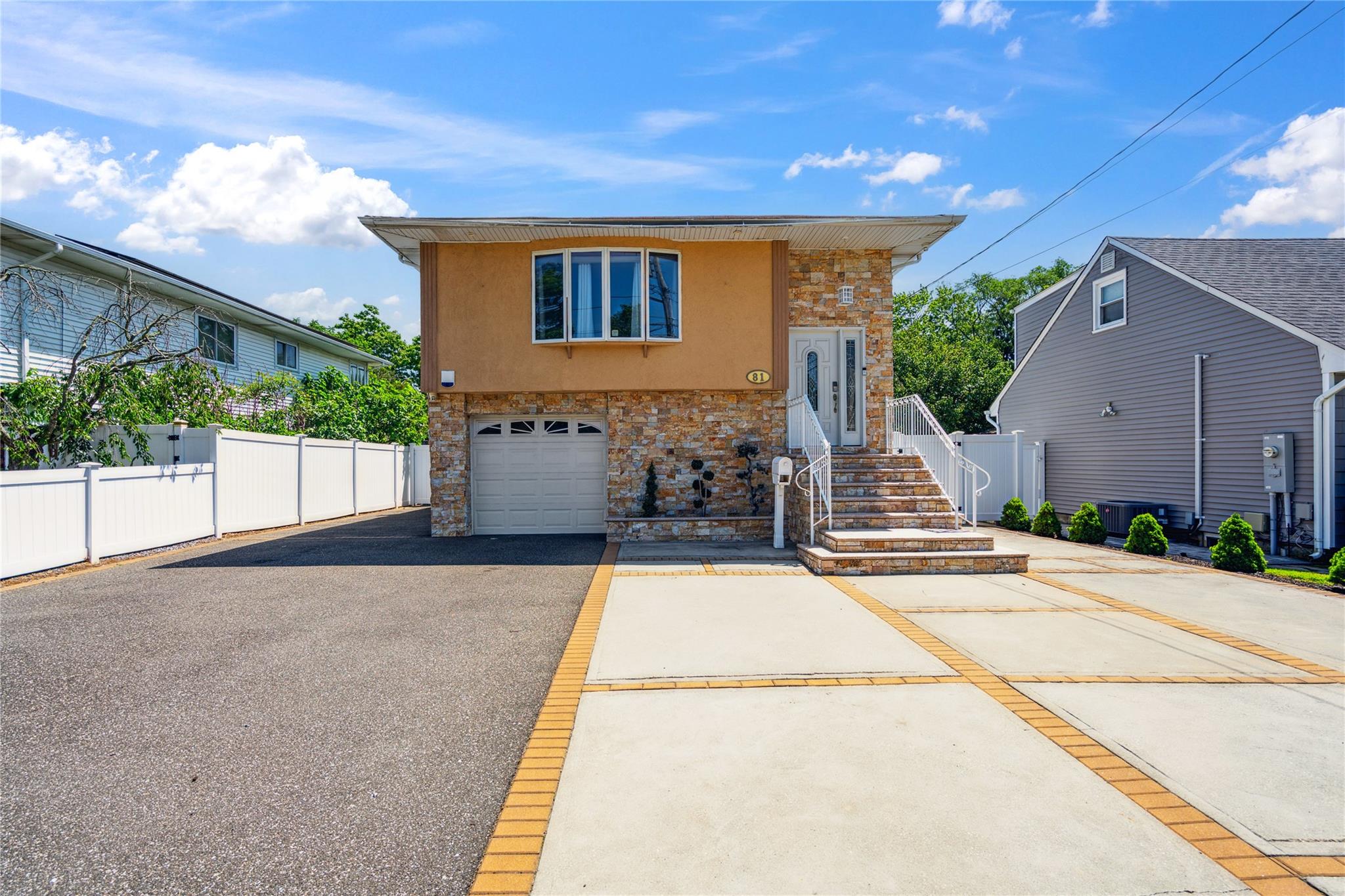 81 Oakdale Boulevard