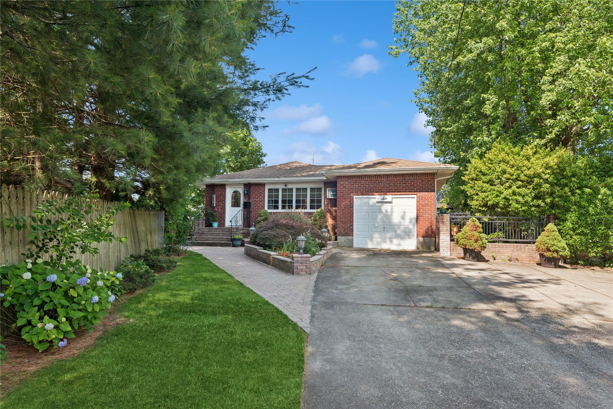 6 Grey Rock Court