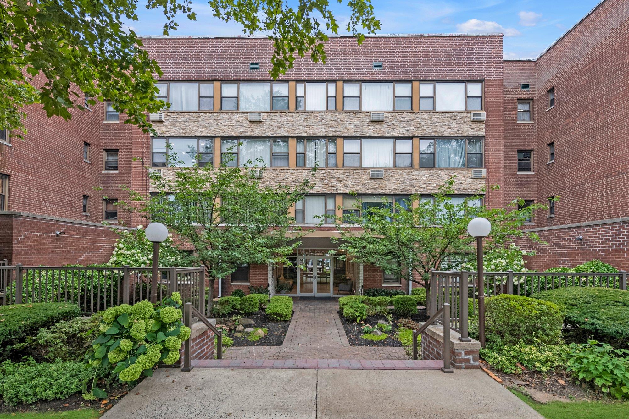 15 Hillpark Avenue Unit: 2-O