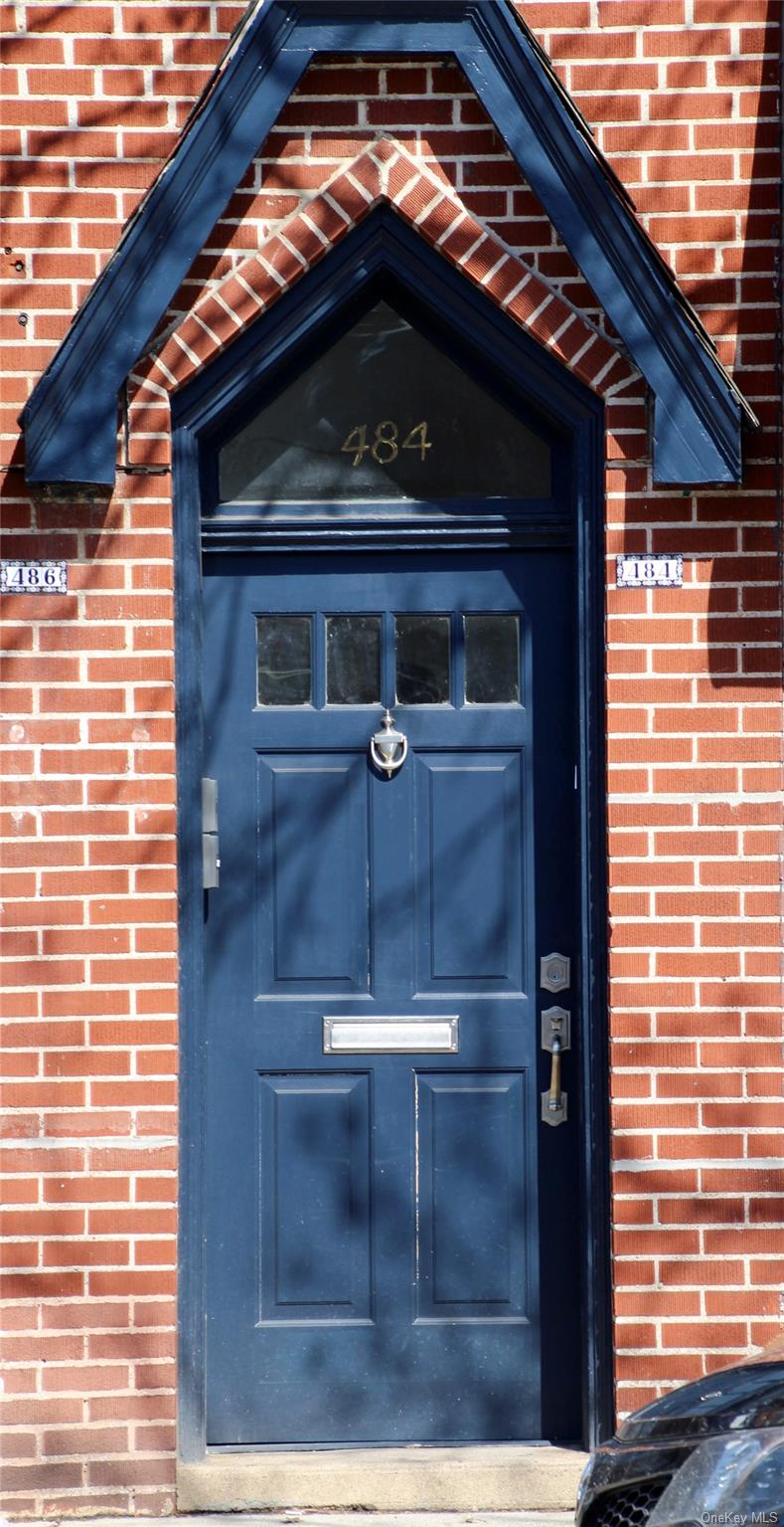 484 Plandome Road Unit: Rear Apt