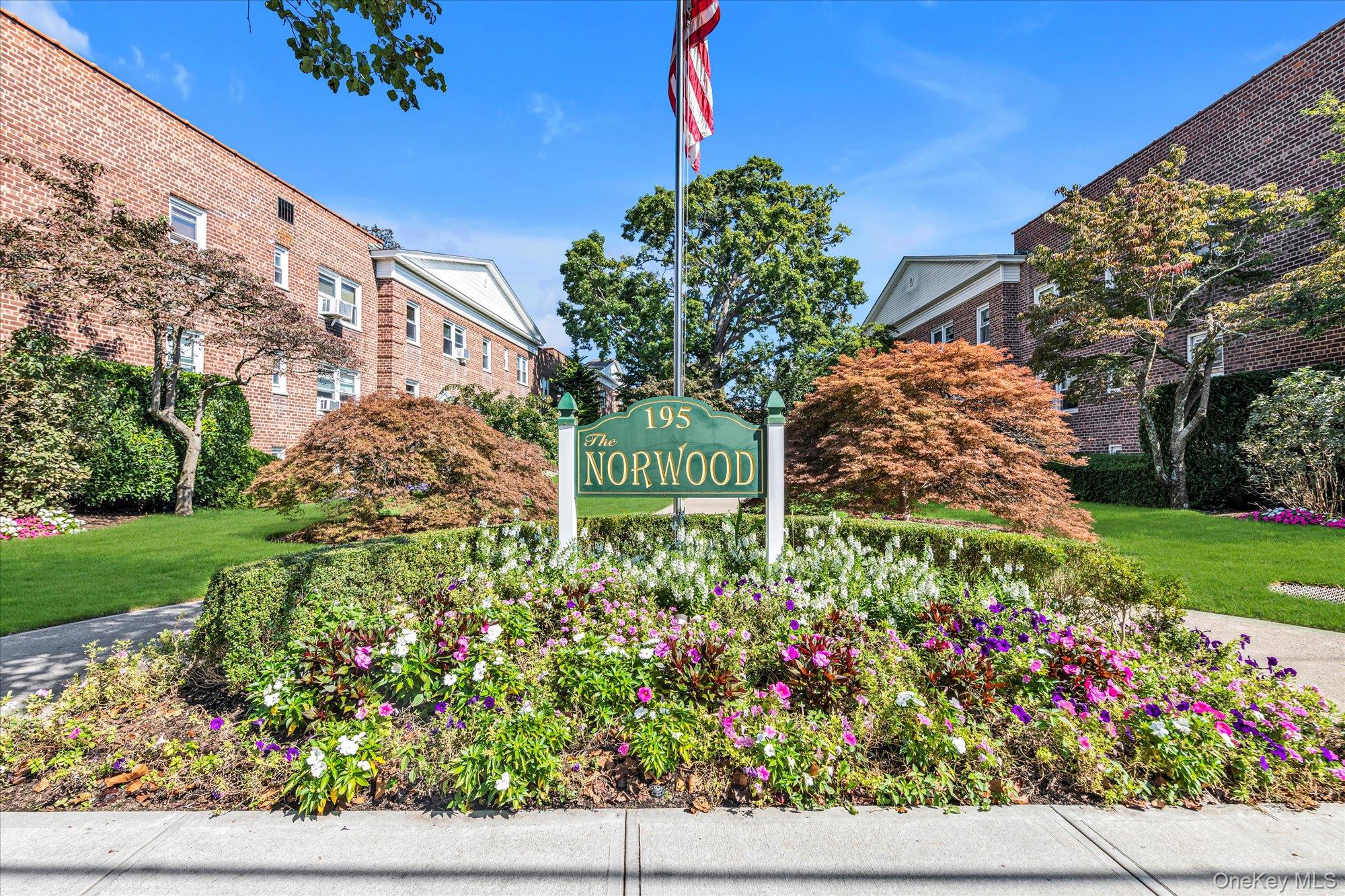 195 N Village Avenue Unit: D4