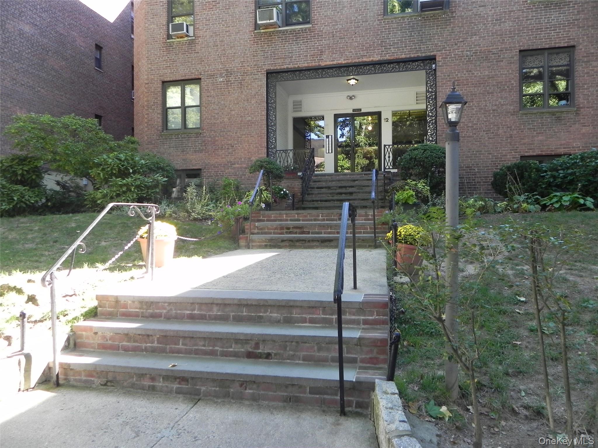 12 Welwyn Road Unit: 1M