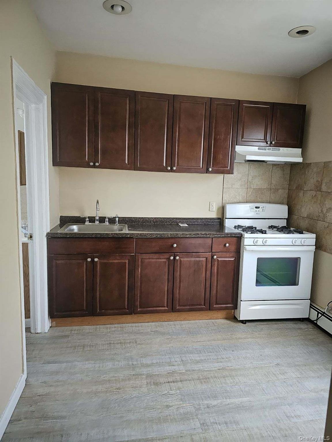 556 Broadway Unit: #4