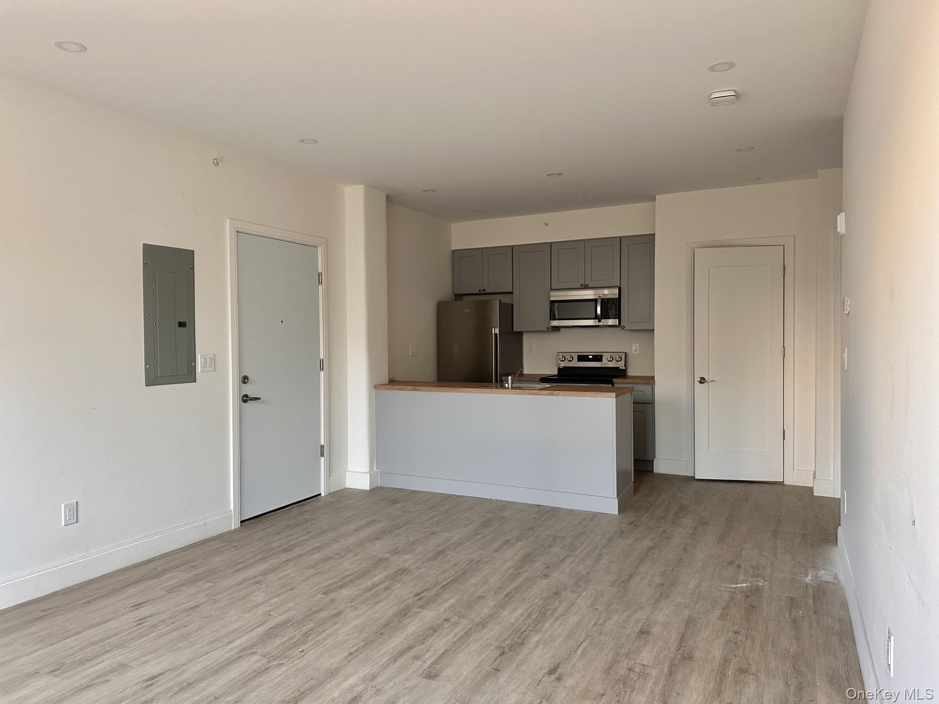 362 W MERRICK Road Unit: 106