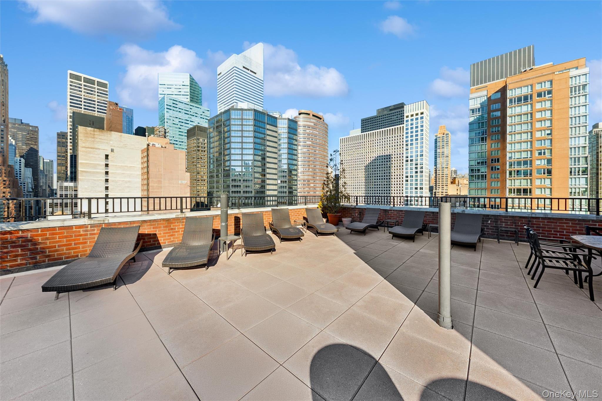 251 E 51st Street Unit: 15G