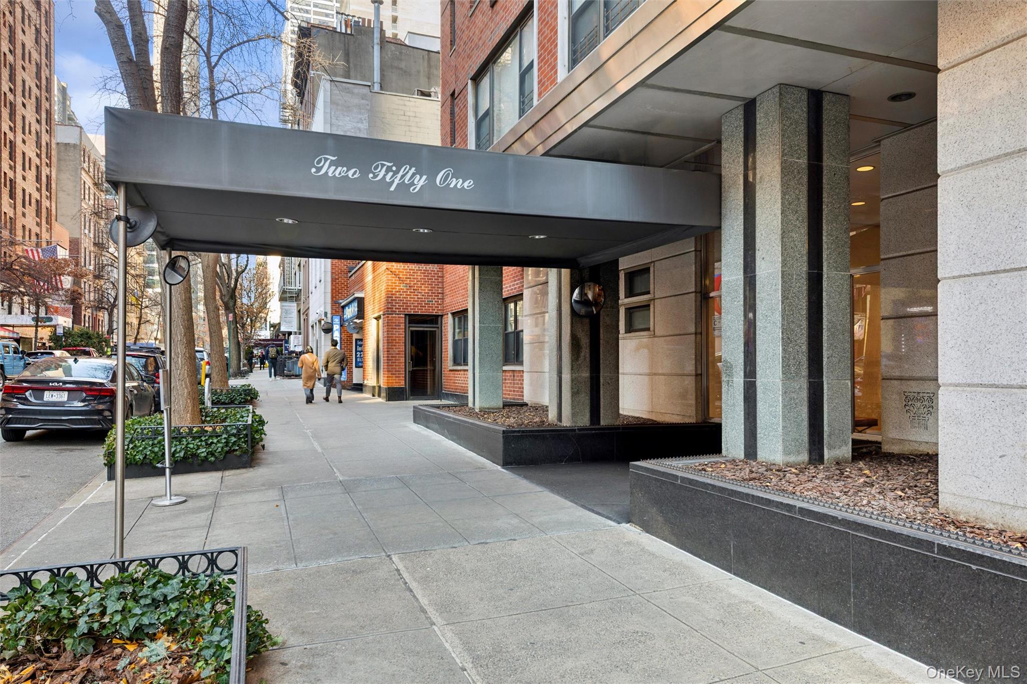251 E 51st Street Unit: 15G
