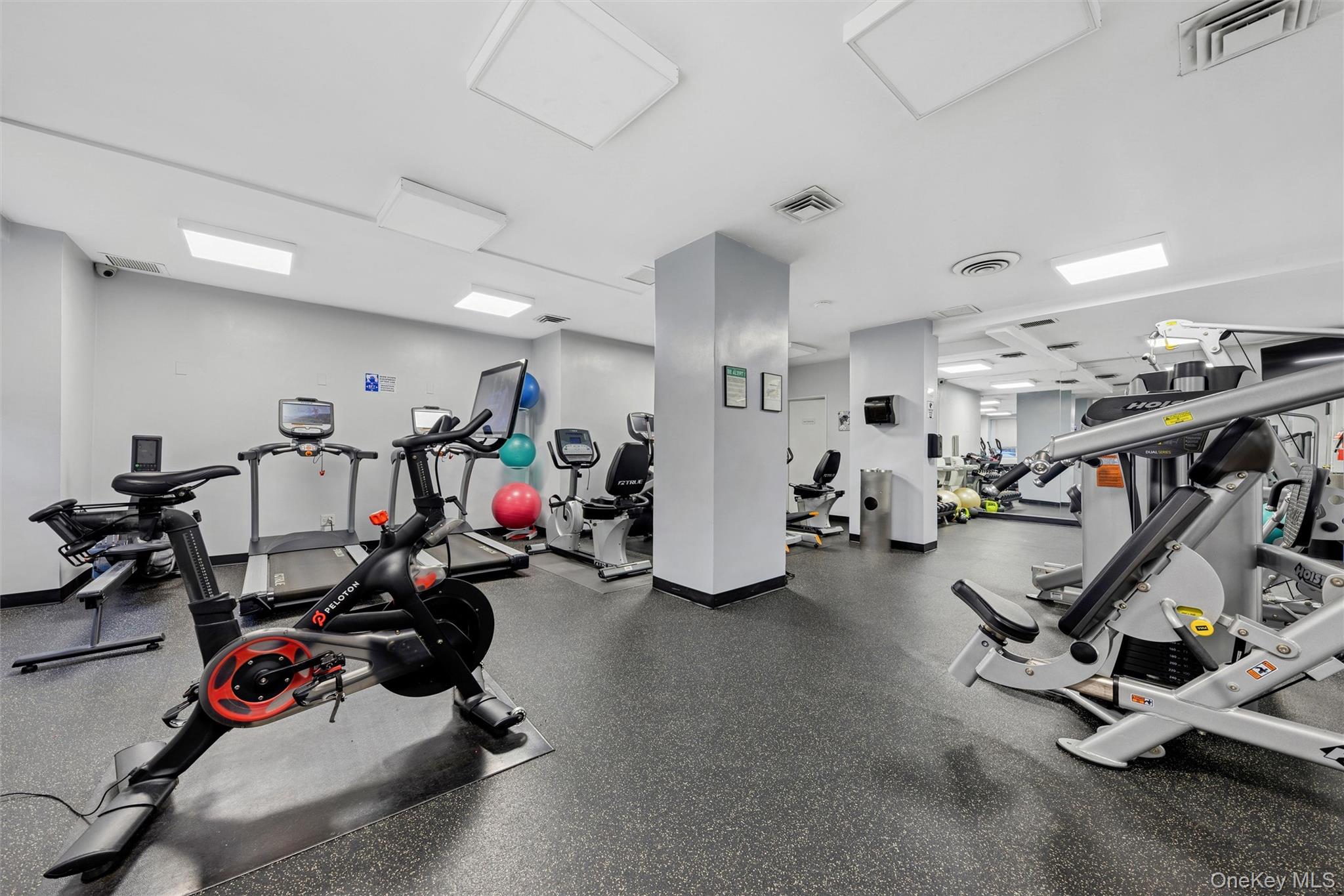 251 E 51st Street Unit: 15G