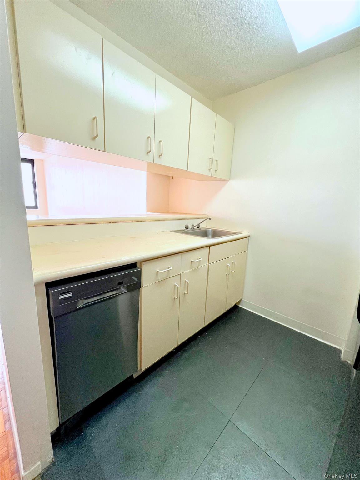 376 Broadway Unit: 11D