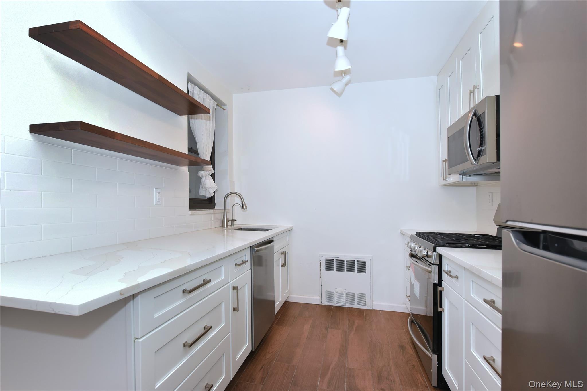 15 HILL PARK Avenue Unit: 1-L
