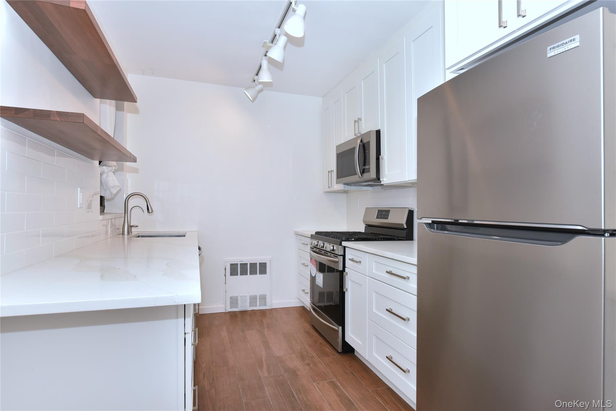 15 HILL PARK Avenue Unit: 1-L
