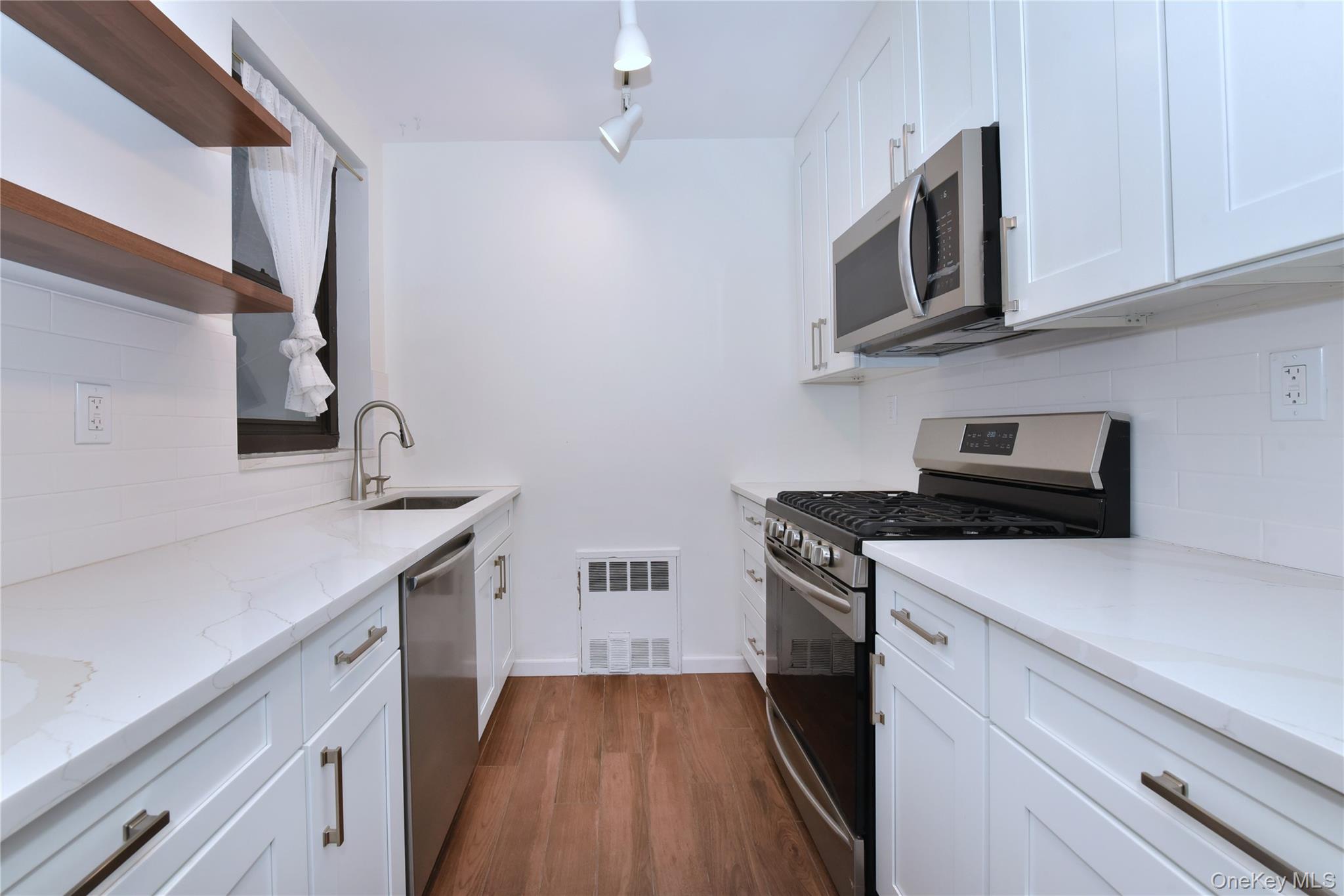 15 HILL PARK Avenue Unit: 1-L
