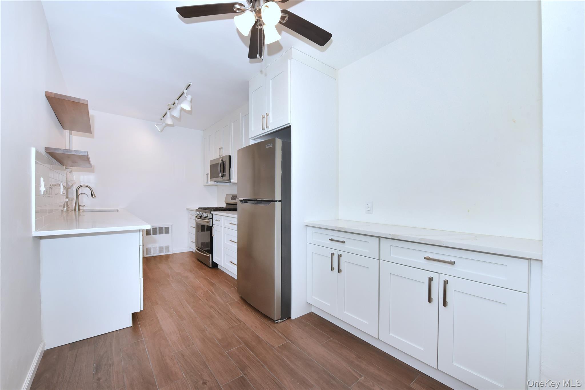 15 HILL PARK Avenue Unit: 1-L