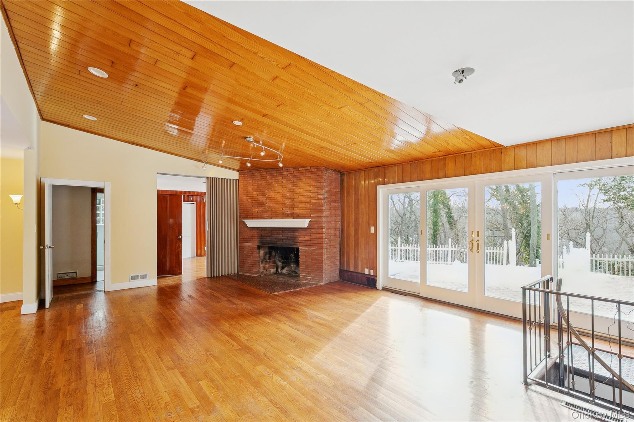 549 Woodbury Road
