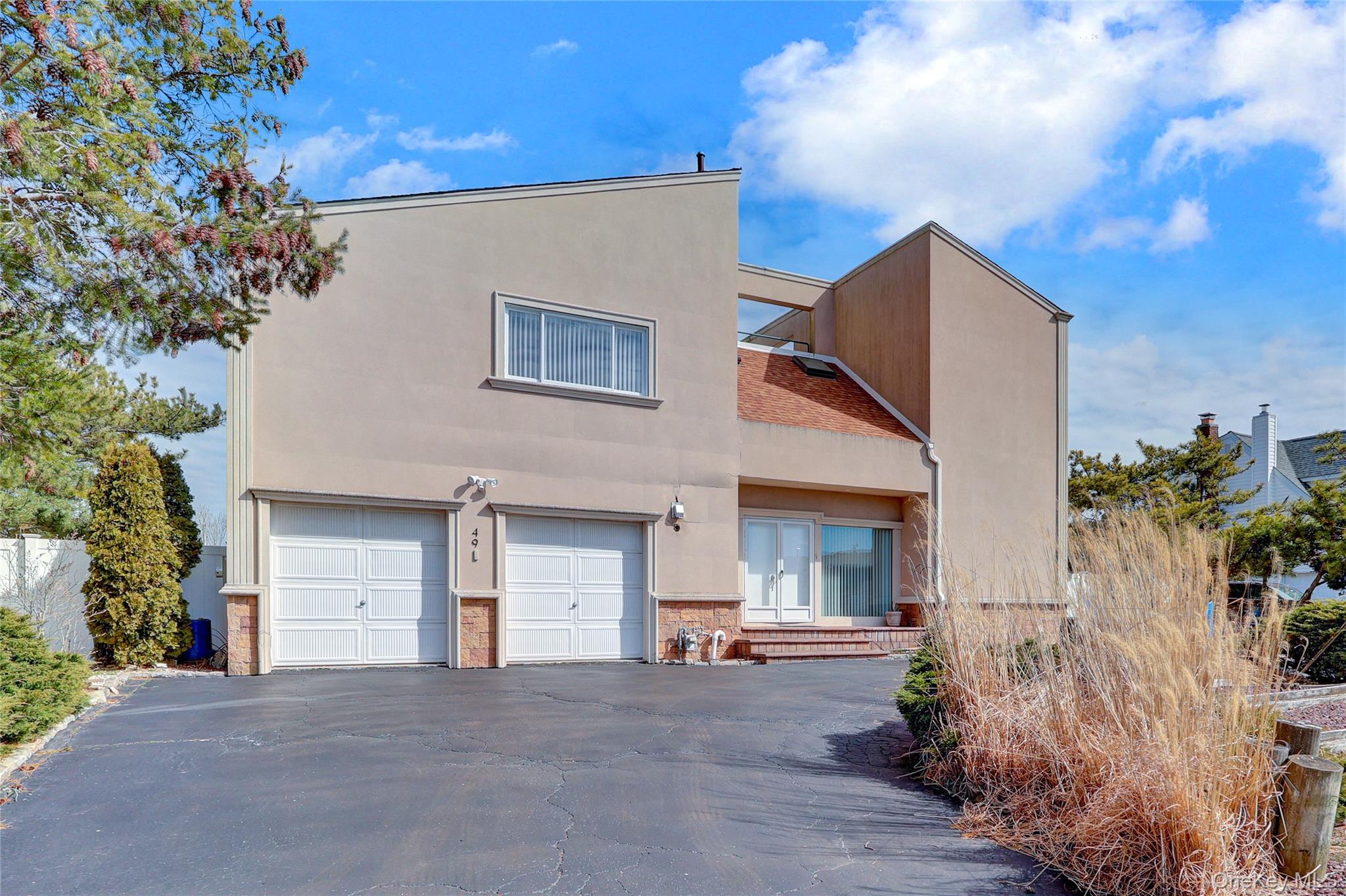 49 Dolphin Lane E