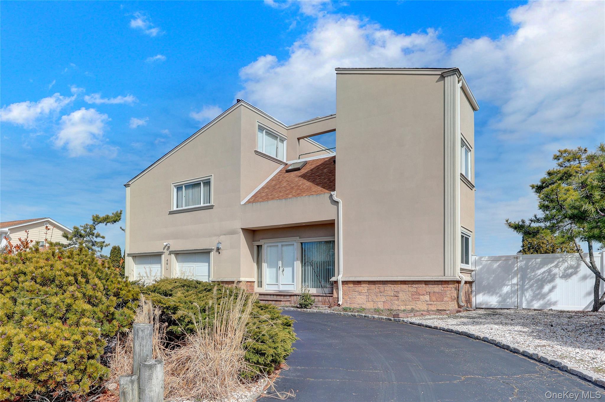 49 Dolphin Lane E