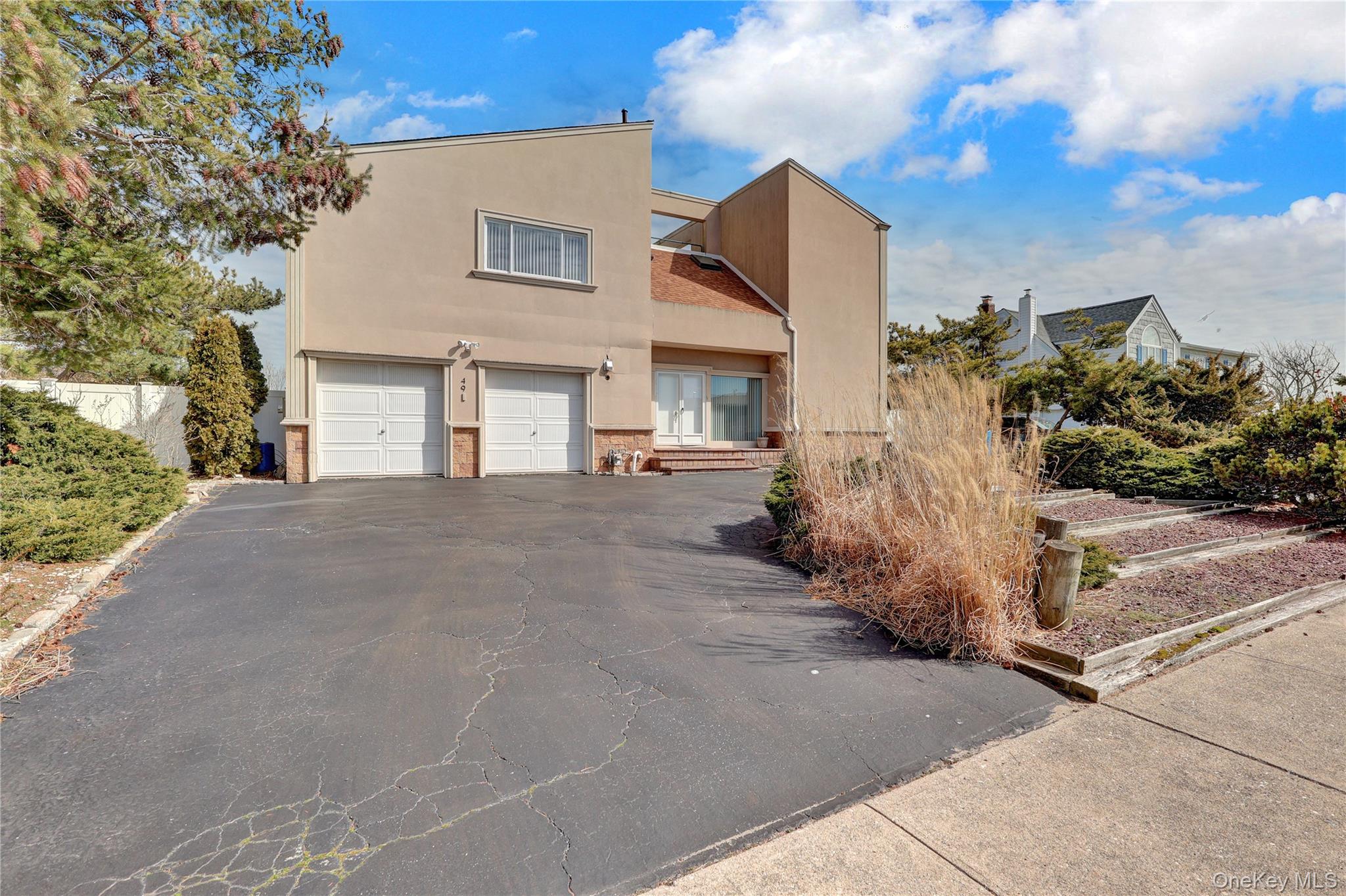 49 Dolphin Lane E