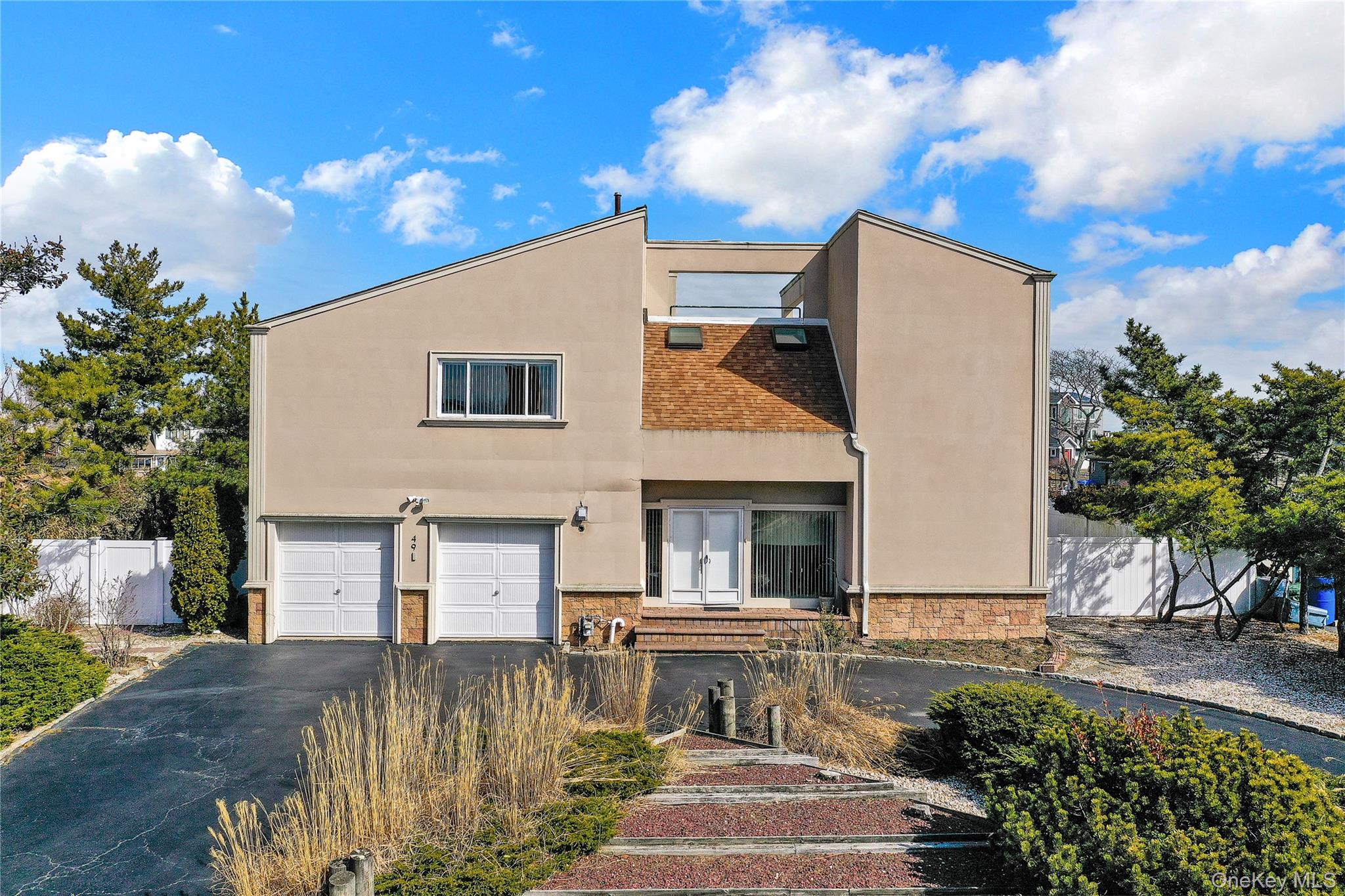 49 Dolphin Lane E
