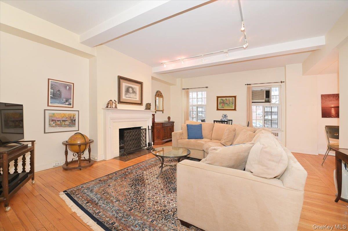 160 MIDDLE NECK RD Unit: 2-G