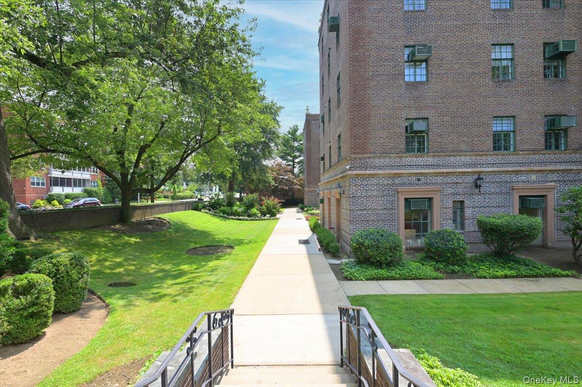 160 MIDDLE NECK RD Unit: 2-G