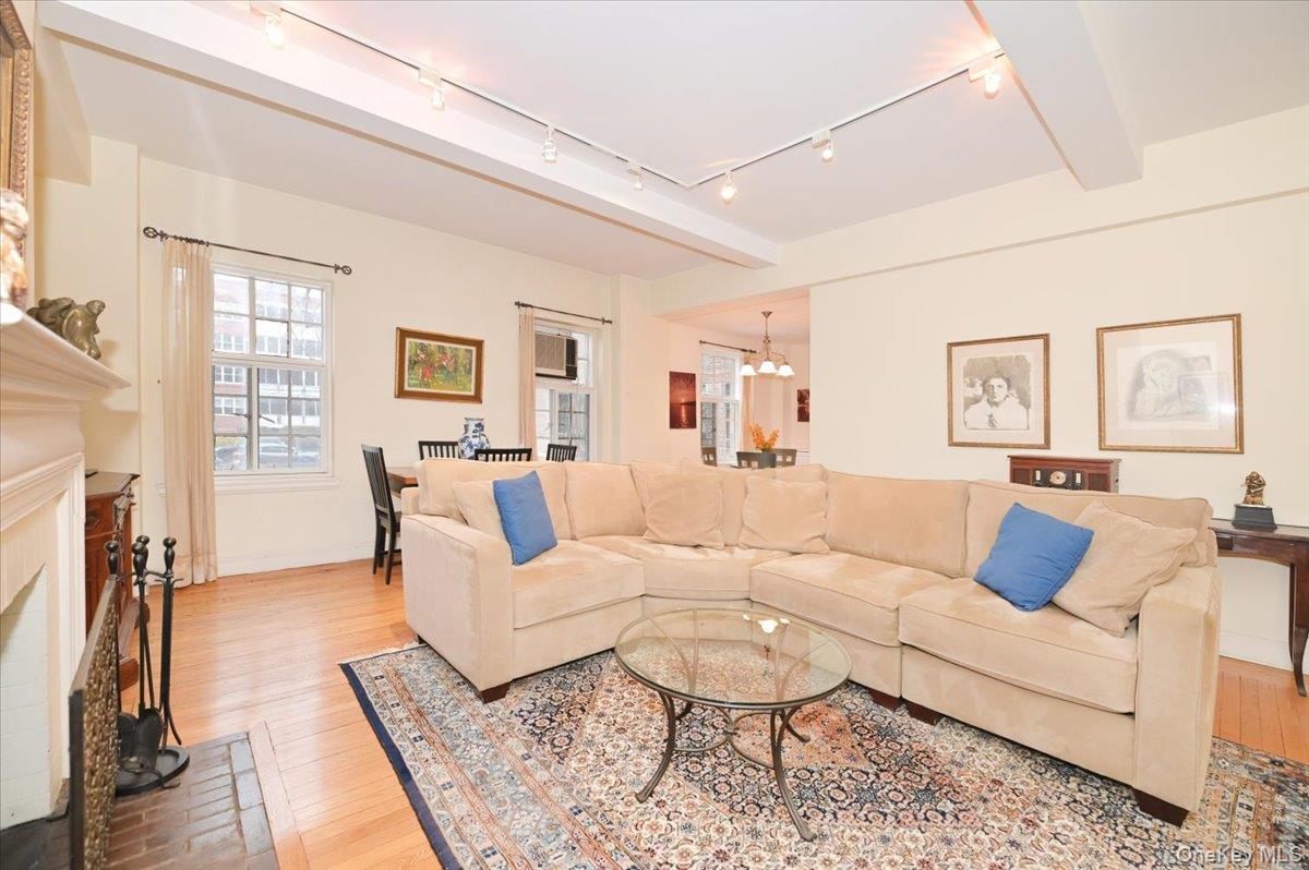 160 MIDDLE NECK RD Unit: 2-G