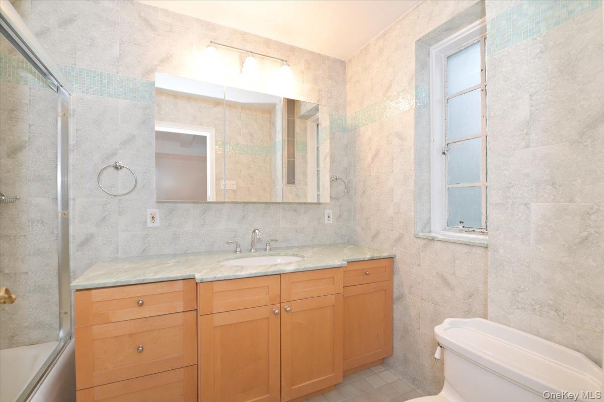 160 MIDDLE NECK RD Unit: 2-G