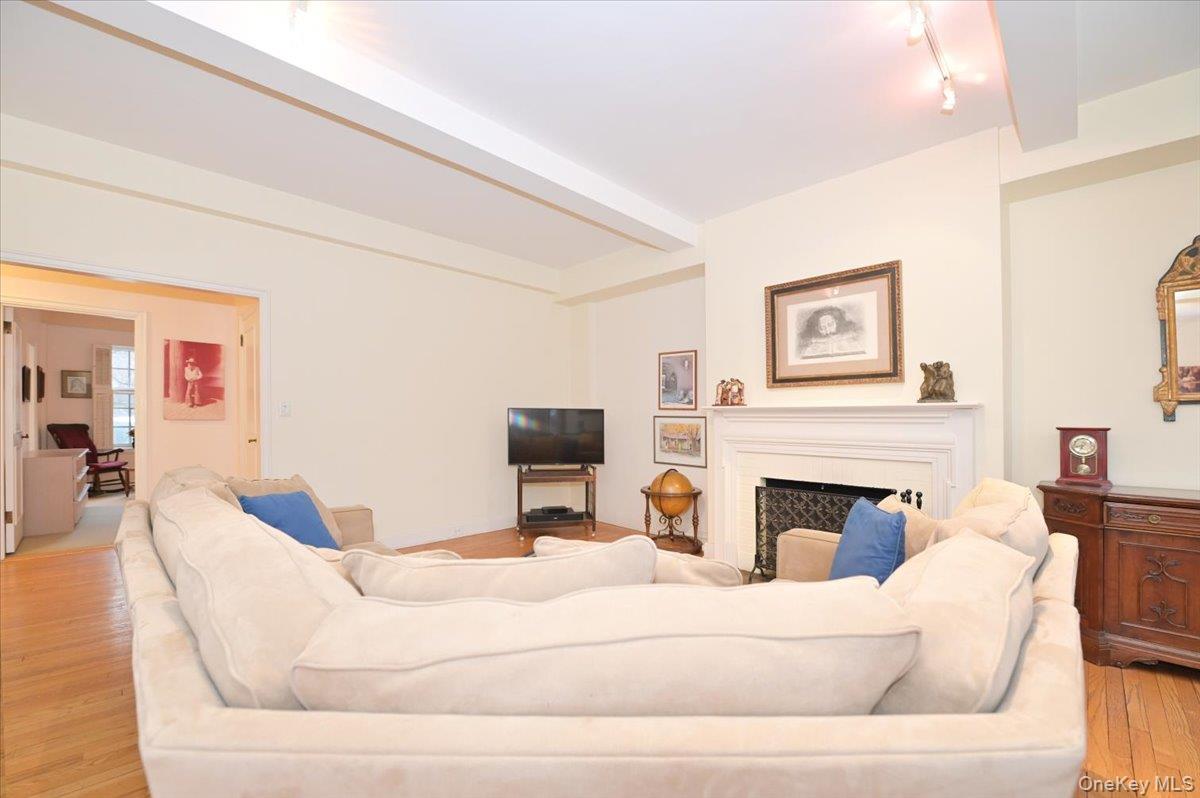 160 MIDDLE NECK RD Unit: 2-G