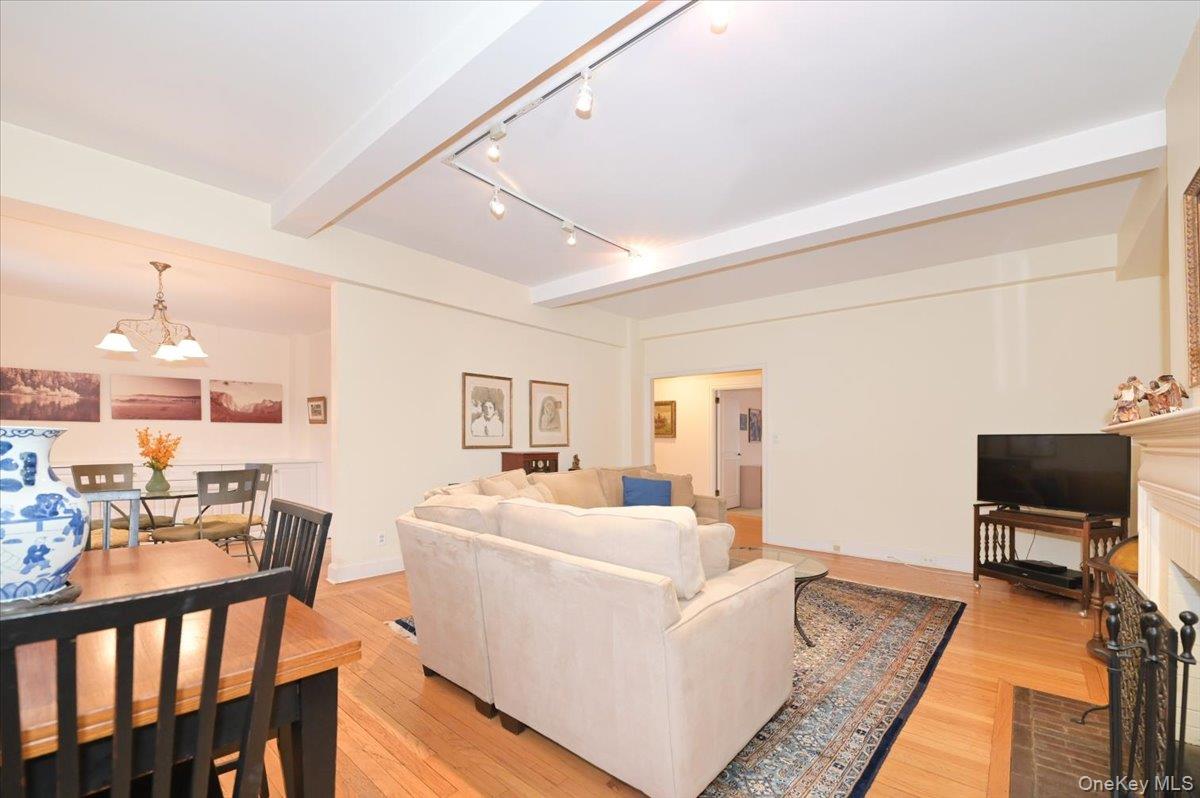 160 MIDDLE NECK RD Unit: 2-G