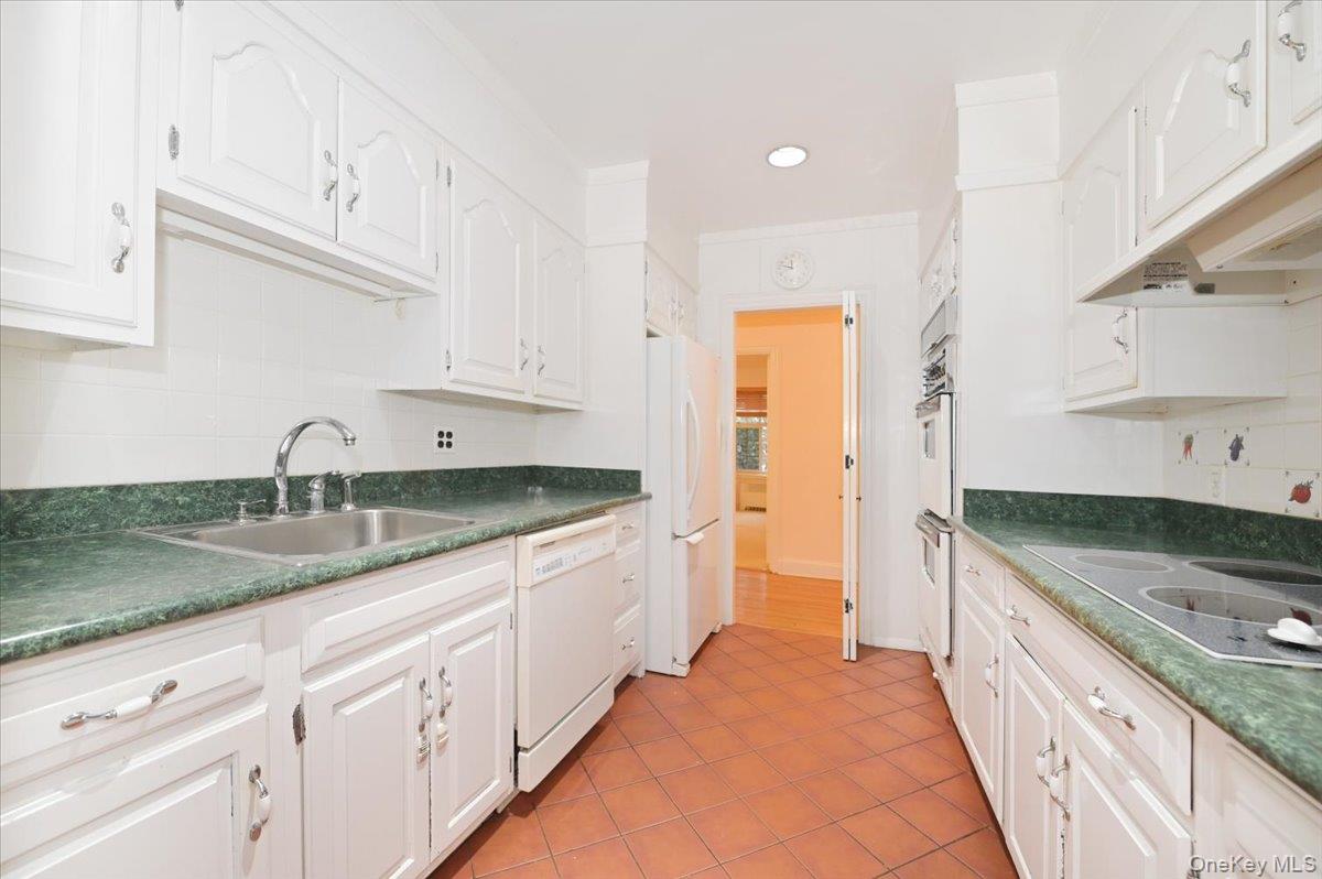 160 MIDDLE NECK RD Unit: 2-G